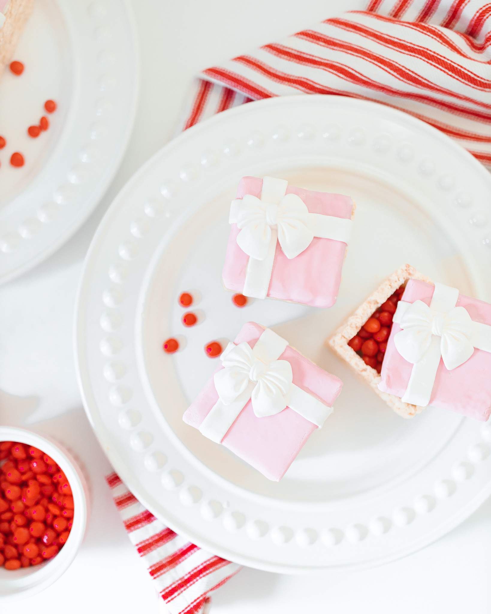Rice Krispie gift boxes 🎁 these holiday treats are so easy to make and make amazing little holiday party favors (and bridal shower party favors/baby shower party favors)! 

Linking all DIY party favor supplies. Follow my LTK shop for more holiday hosting ideas! 

#LTKSeasonal #LTKHoliday #LTKhome