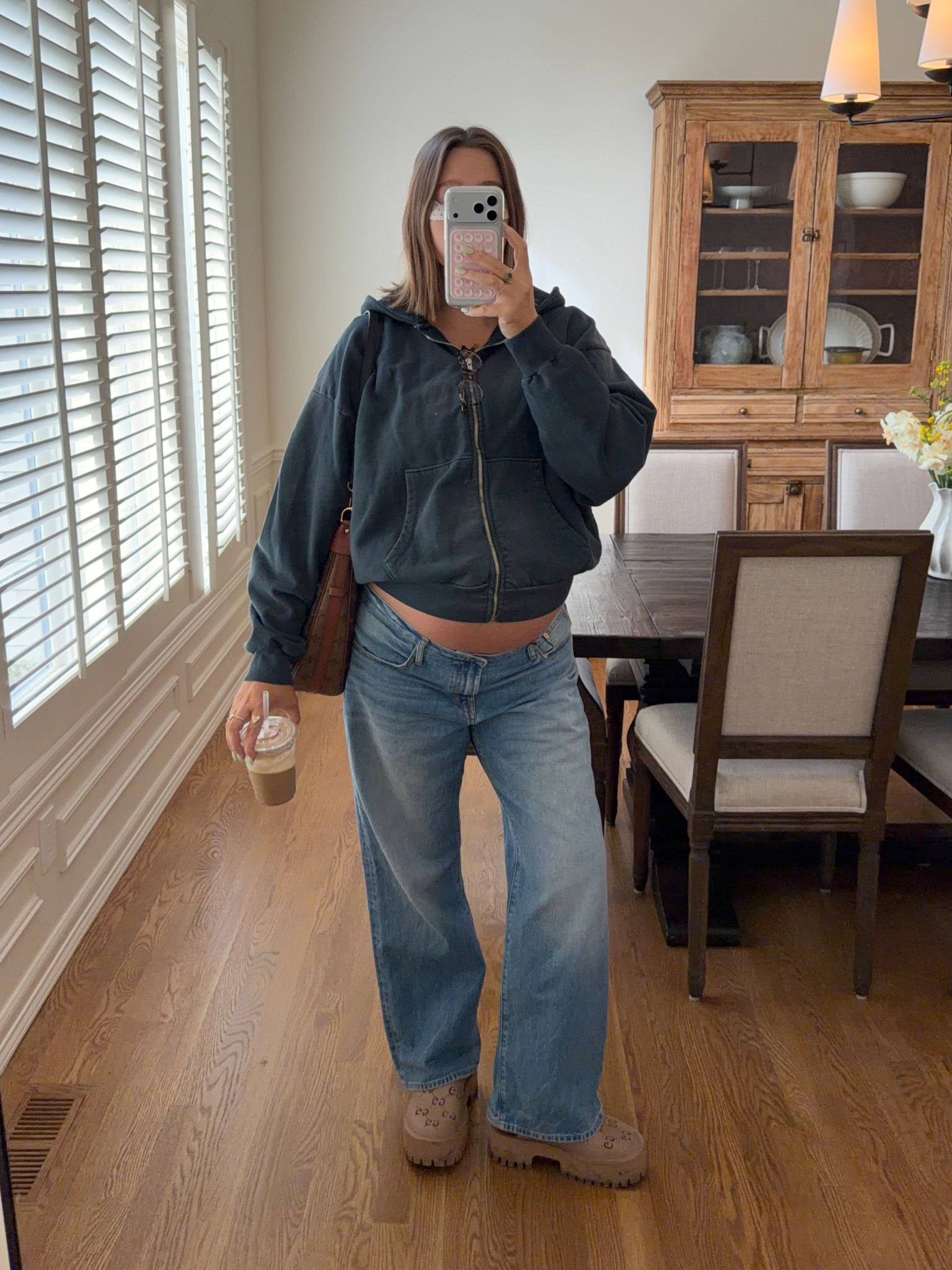 Sweatshirt M/L it’s perfectly worn looking. Jeans I am wearing a 31 so up 2 sizes from pre pregnancy. Love the low rise ridged jean they’re super comfy and cute!!

#lowrise #madewell #bumpstyle #pregnancystyle #bresheppard