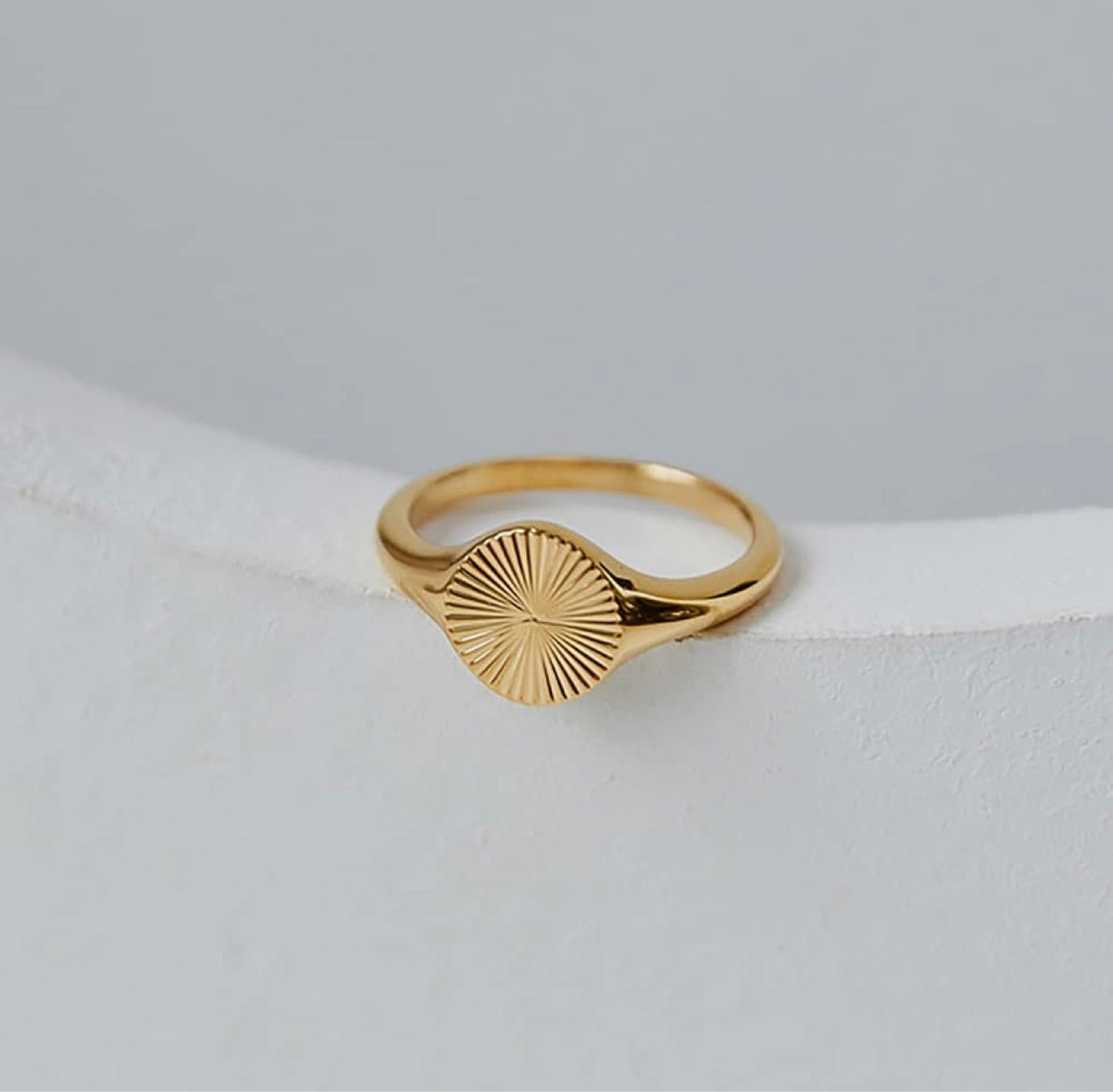 STAINLESS STEEL GOLD SIGNET RING

#LTKFind #LTKbeauty #LTKsalealert