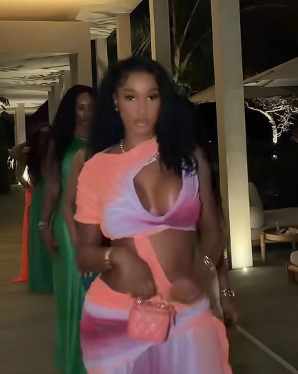 You ask, we answer! @tashell_amoy says, “Hey Dolls can you tell me where Bernice dress is from please”

@berniceburgos turned up for her birthday wearing a $7,300 @dipetsa Wetlook Dress in a sunset gradient. Hot! Or Hmm..?

📸: IG/Reproduction

#berniceburgos #berniceburgosfbd #berniceburgosstyle #dipetsa #BombStyle