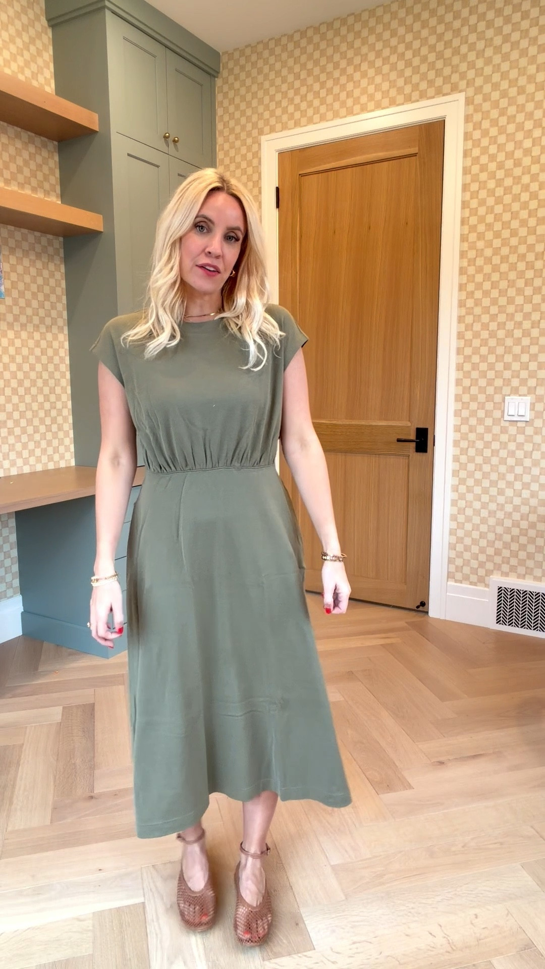 Ere is a different style in this dress! I love the cap sleeves! I did a size M. I’m 5’5 for reference! 

#LTKootd #LTKmomlife #LTKgrwm