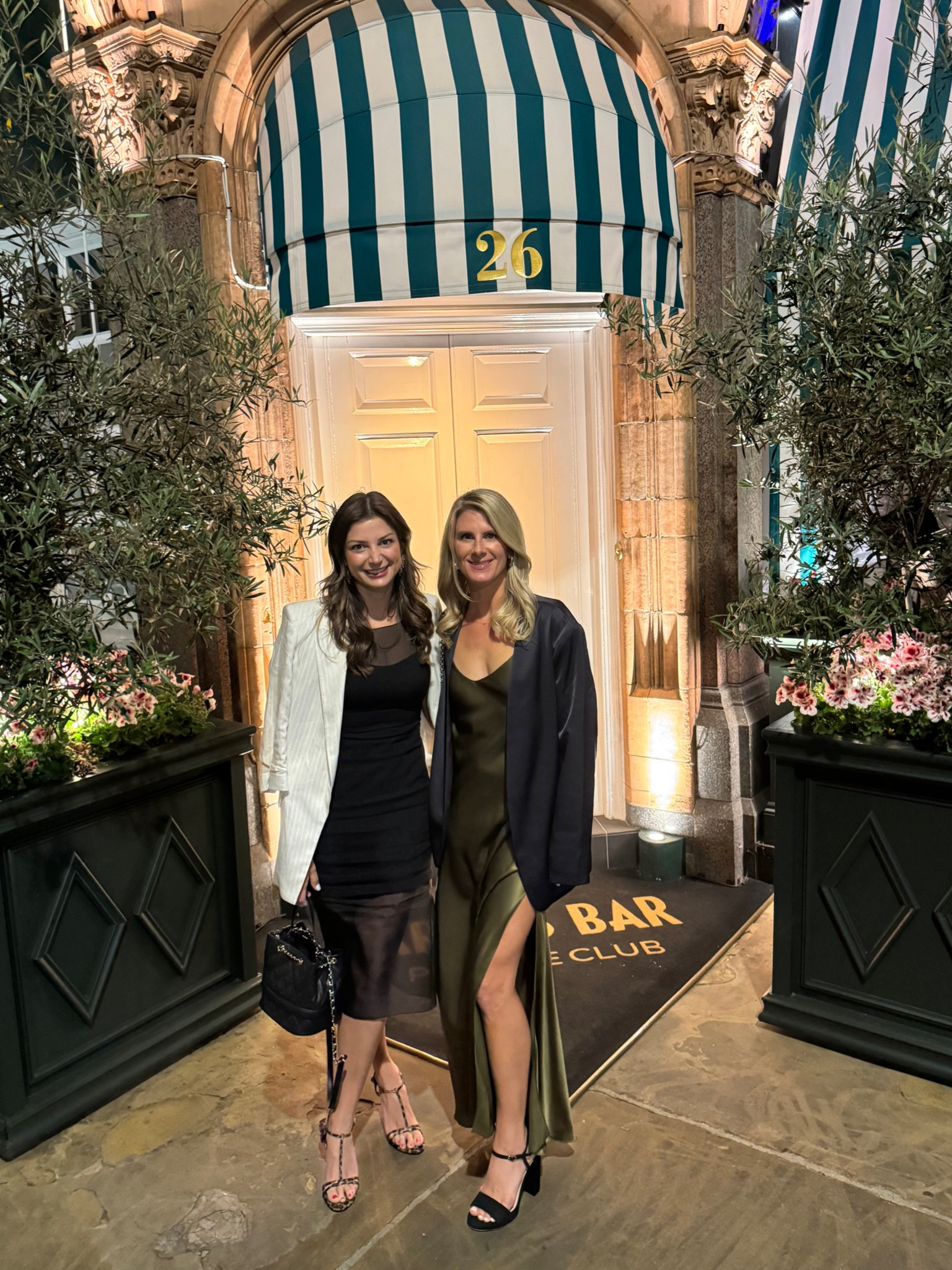 Night on the town in 🇬🇧

Wearing a size XS in the blazer - which is on sale!

#LTKSaleAlert #LTKSummerSales #LTKParties