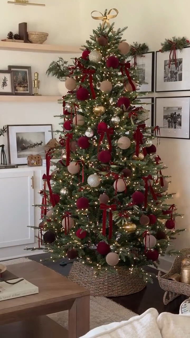 Christmas Tree for 2025 🎄🤎❤️
It's up and decorated! A little of warmth, a little of sparkling, a little of rich reds. Doing a classic Christmas tree with rich deep reds and shades of brown. My favorite combo of red and earthy tones for Christmas. I added new details this year, sparkling golds and some silver touches to make it more magical and classic. I'm so happy I gave myself that chance of something new because I love the results. 
I reuse ornaments from last year too to complement and add some size variations. 
All the details in my LTK page. 
.
.
.
.
.
#christmastree #christmasdecor #christmasdecorations #homestyle #homedesign #homedecoration #christmasdecorideas