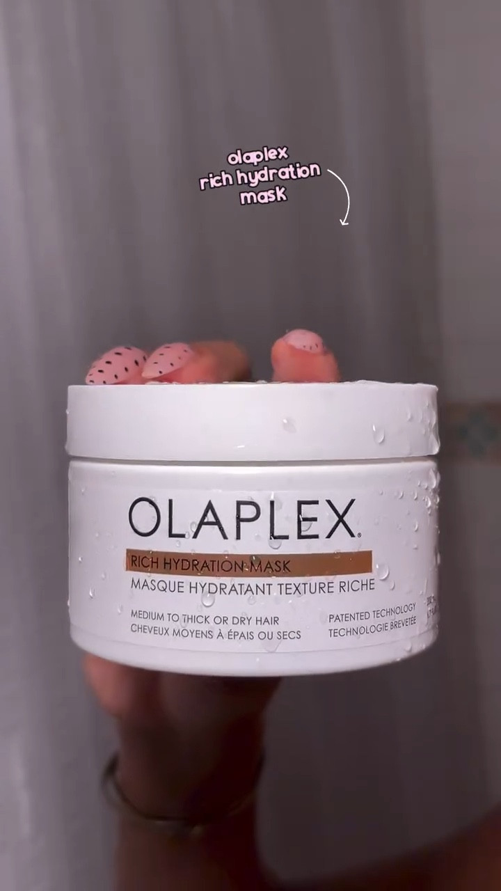 this week’s wash day had me reading the back label yall 🤣

I tried @mizani’s wonder crown scalp pre cleanse for the first time then went in with my @cecred detox shampoo to get rid of all that gel. 

I like to use my @olaplex bond maintenance products as a treatment once a month since I’m always manipulating my hair and this time I tried the hydration mask and omg? What did yall put in this? It hydrated my hair so so well and it was sooo soft going into styling!! 

#washday #naturalhair #olaplex