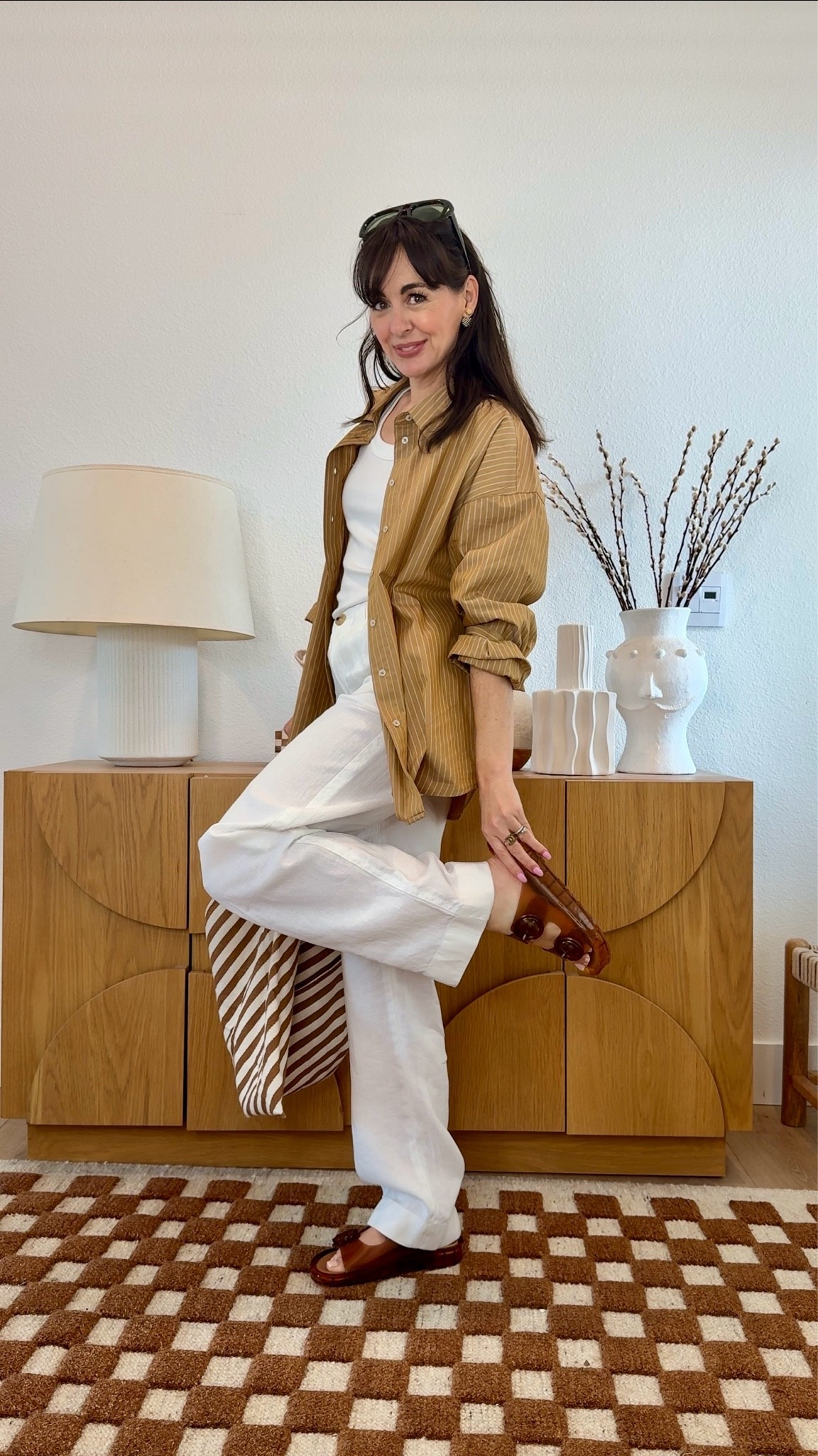 One way to wear linen pants if you hate shorts.

I’m 5 foot four and a size￼ 25 jean. I’m wearing a size 0 in these linen pants which also come into other colors.