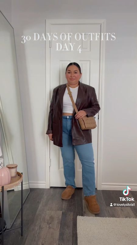 30 Days of Fall Outfits: Day 4

Fall fashion, fall outfits, fall outfit idea, fall transition outfit leather blazer, good American jeans, white cropped tshirt, Ugg mini boots, Ugg boots

#LTKSeasonal #LTKmidsize #LTKstyletip