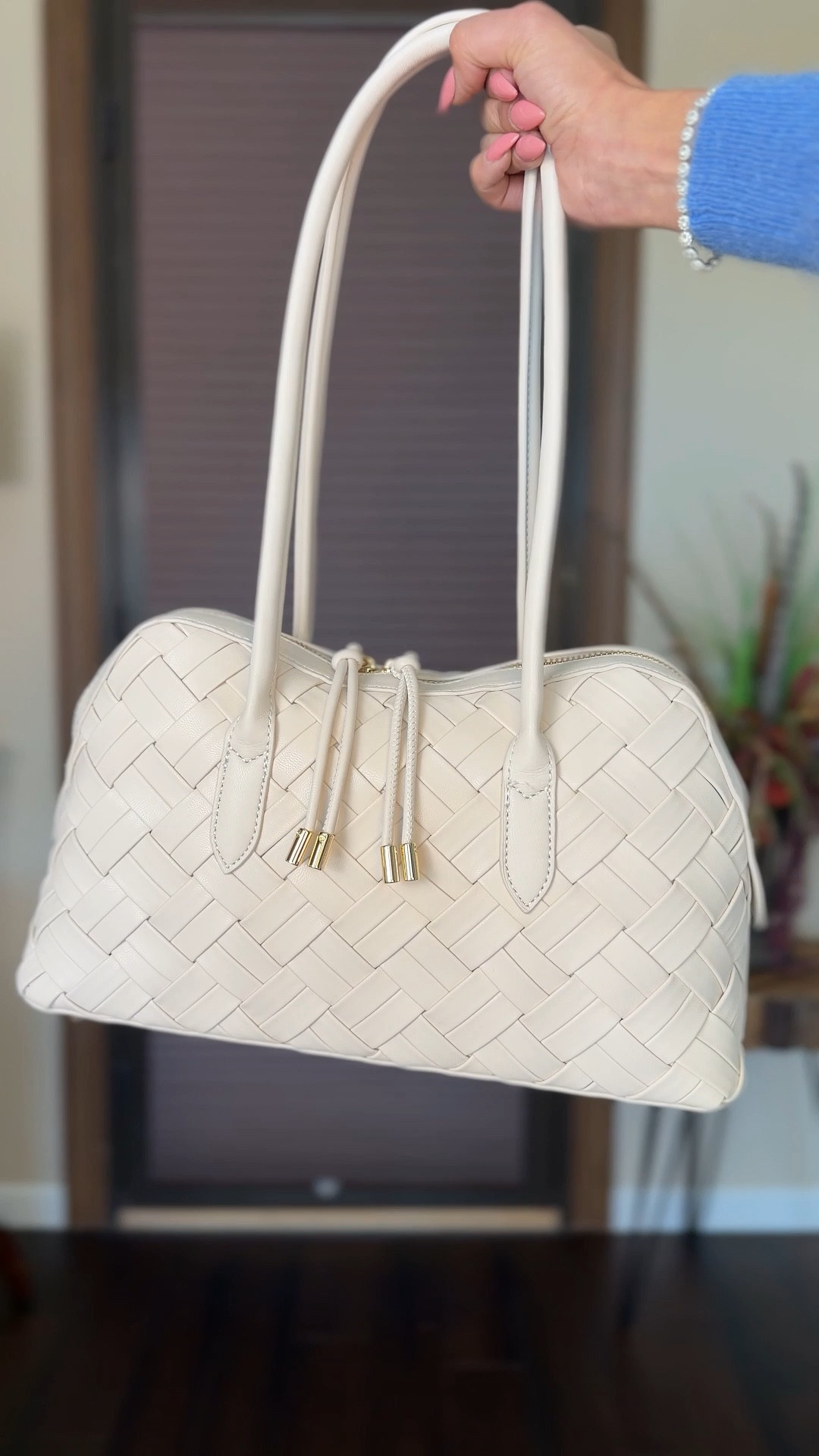 The right handbag truly makes the outfit 🤍
Sharing two of my favorite styles from @modaluxe — the color, the texture, the details… everything feels so elevated and instantly pulls a look together.

#modaluxe


#LTKootd #LTKSaleAlert #LTKgrwm