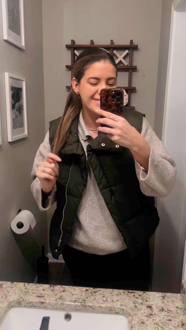 oh hello there 🤍

#velcro pup? yes! Meet my bestie, @melandmango 

PS green ‘muscle’ jacket from @amazon

PSS toilet paper DIY because I’m #BougieOnABudget