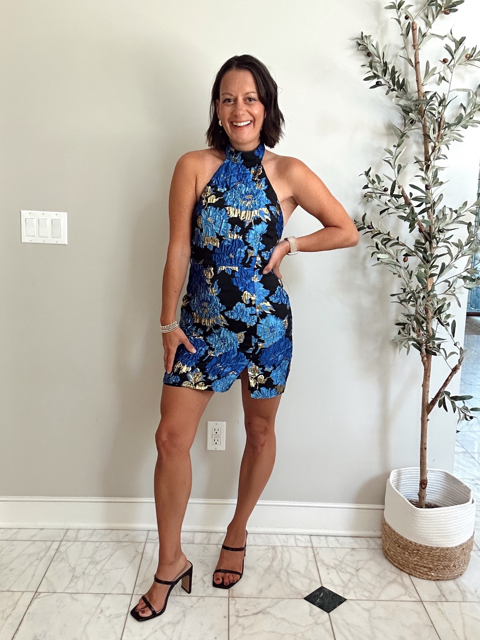 Fall wedding guest dress!

Runs small - I’m wearing a small.



#LTKParties #LTKOver40 #LTKWedding
