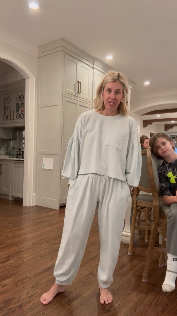 I’m definitely going to have to hide this set from my girls. So cute and definitely teen approved! Wearing an xs. 

#LTKmomlife #LTKdayinmylife #LTKKids