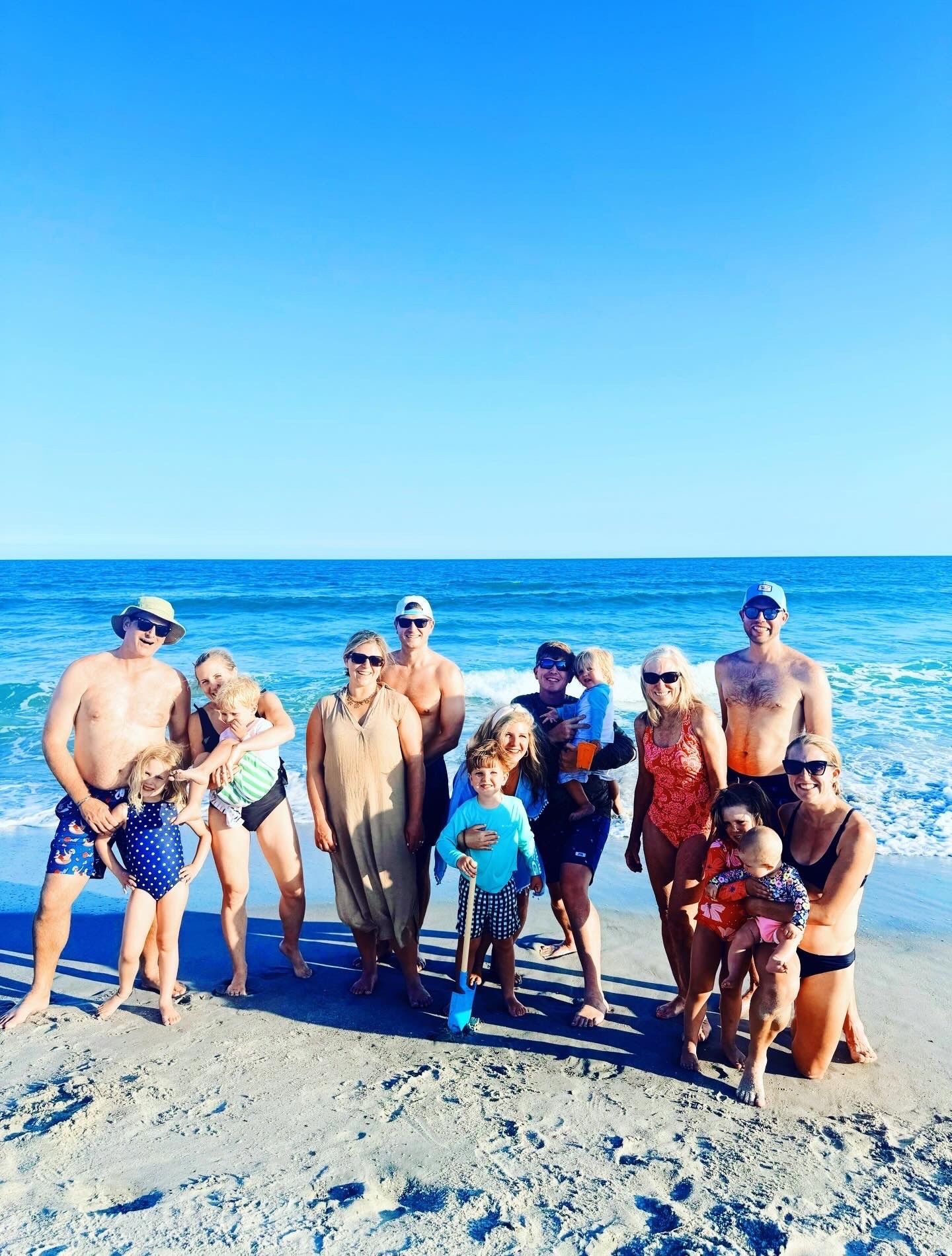 all smiles for  f o u r t h  o f  j u l y  w e e k e n d  down at the beach with the whole Carpenter clan !!! 🇺🇸❤️🌊🙌🏽💙🎣❤️🏝️🌞⛱️🐚💦 #cameraroll #fourthofjulyweekend #carpentercaravan #familytime #fourthofjulyatthebeach