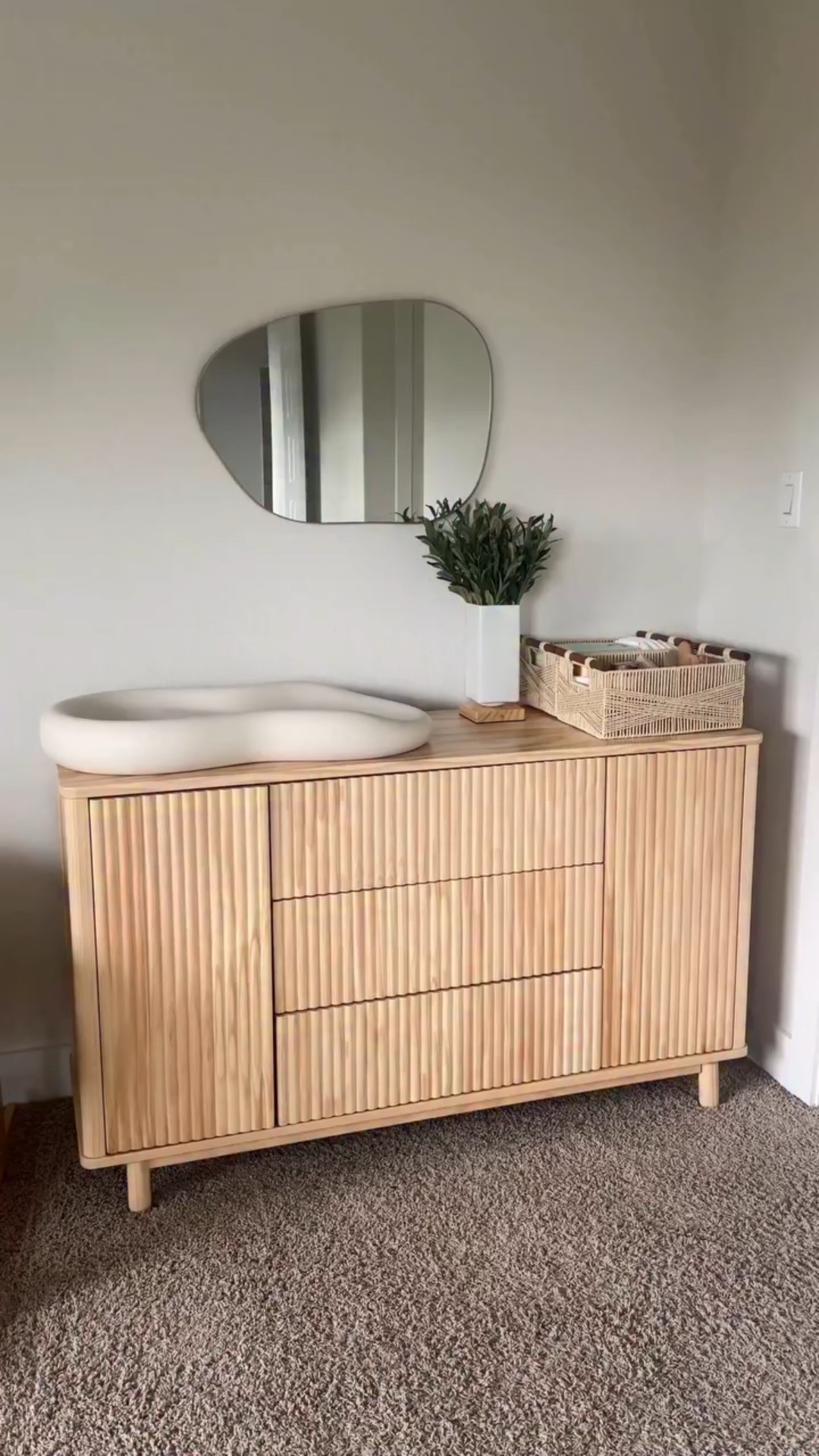 Can’t stop obsessing over my new dresser for baby girl! @babyletto 

#babyletto #babynursery #nursery