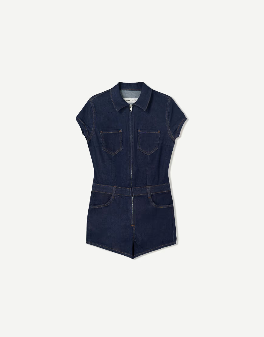 Bershka – Kurzer Jumpsuit aus Denim im Blau-Marineblau | ASOS (Global)