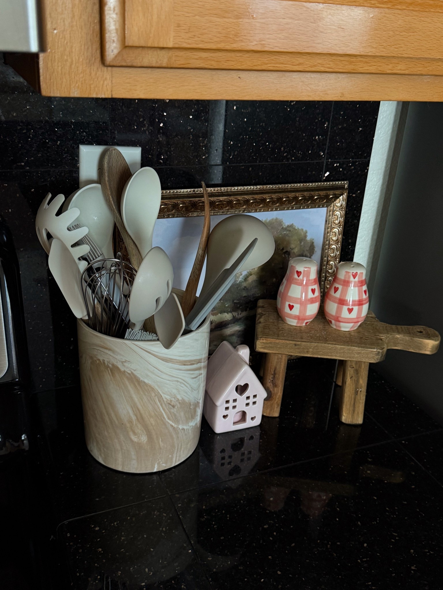 Loving this Valentine’s Day mini house! I put a tea light candle inside to light it up 💓