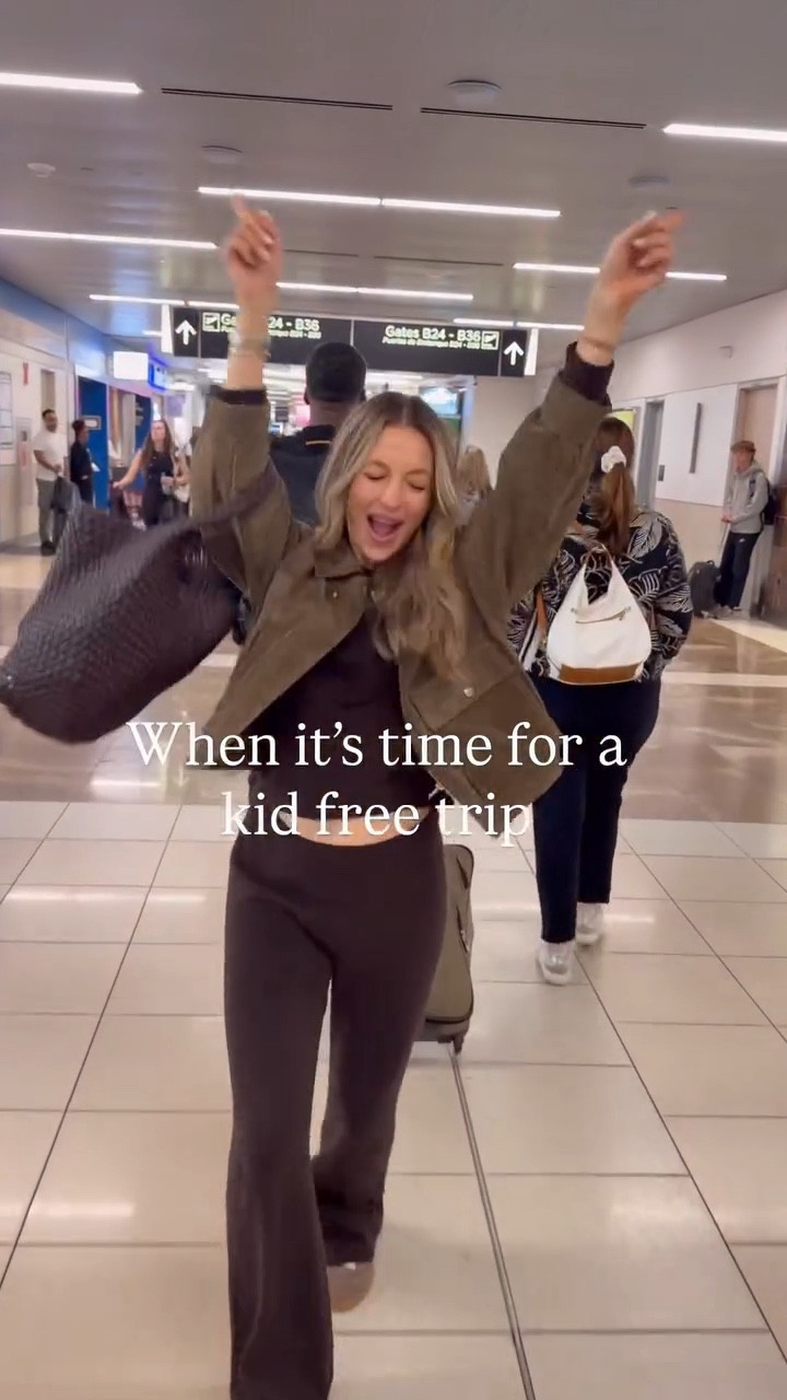 Don’t remember the last time I had 2 free hands 😅 
#parentsgetaway #parentsweekend #momanddad #momof3 #travelingwithoutkids #bye #goodluckmom #funny #momhumour #parents