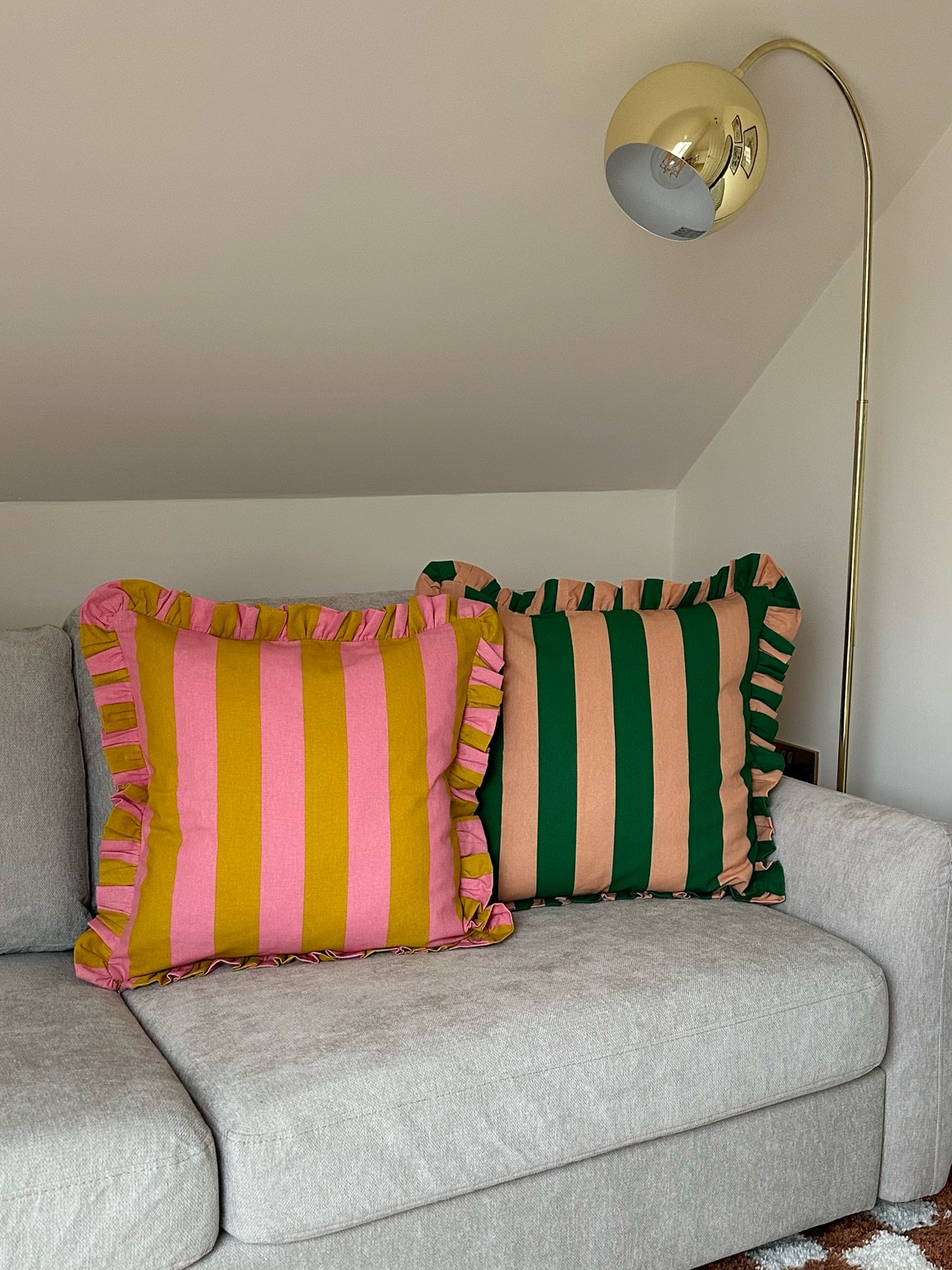 frilly cushions 💚