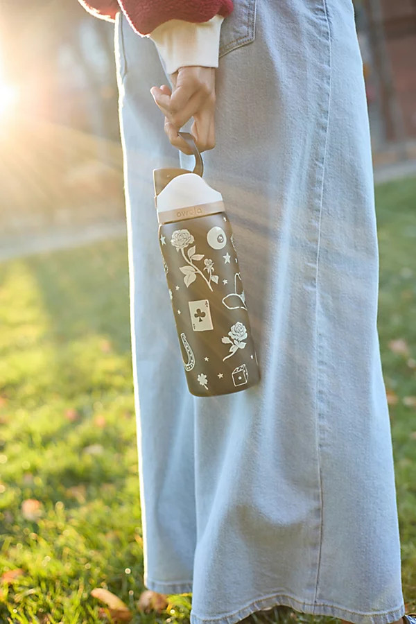 Owala UO Exclusive FreeSip 32 oz Water Bottle in Good Luck at Urban Outfitters | Urban Outfitters (US and RoW)