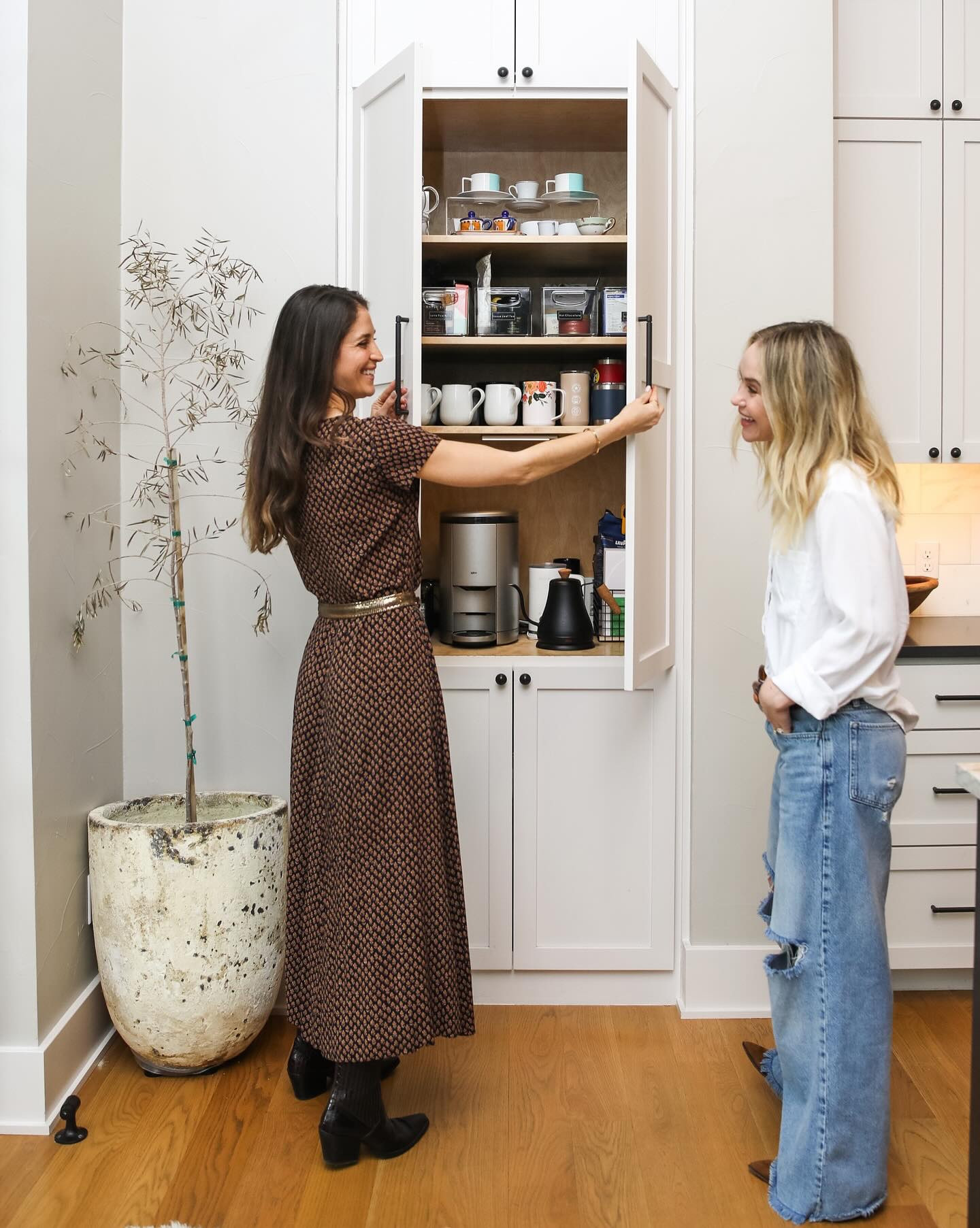 Becca’s goals in her kitchen were simple. Create systems that were easy to maintain, petite size friendly access to everything and support her husband Zach’s culinary skills, as the chef of the house.
⠀⠀⠀⠀⠀⠀⠀⠀⠀
Here’s what we did!
⠀⠀⠀⠀⠀⠀⠀⠀⠀
✨ Created zones in the kitchen using drawer dividers and bins for easy use by everyone who uses the space - I love adding a kids zone, so as they get older they can access their own items.
✨ Lowered every shelf and added risers for easier access for Becca
✨ Added labels to ensure everyone can participate and maintain the systems we created
⠀⠀⠀⠀⠀⠀⠀⠀⠀
Ready to get your kitchen organized? Comment #springcleaningchallenge, your biggest organizational challenges and sign up for @theladygang newsletter for a chance to win a few hours with me 🤍

📸 @thenicolai 
⠀⠀⠀⠀⠀⠀⠀⠀⠀
#SpringCleaningChallenge #beccaxshai #shaiorganized #organizer #professionalorganizer #homeorganizationtips #projectbeccatobin  #springcleaning2024 #ladygang #austinprofessionalorganizer #pantryorganization  #kitchenreno #kitchenorganization #kitchencleaninghacks #pantryhacks #cleankitchen
 #mariekondo #konmariemethod #konmarieconsultant
#organizer #professionalorganizer #austinorganizer #austintexas #organizedlife #stayorganized