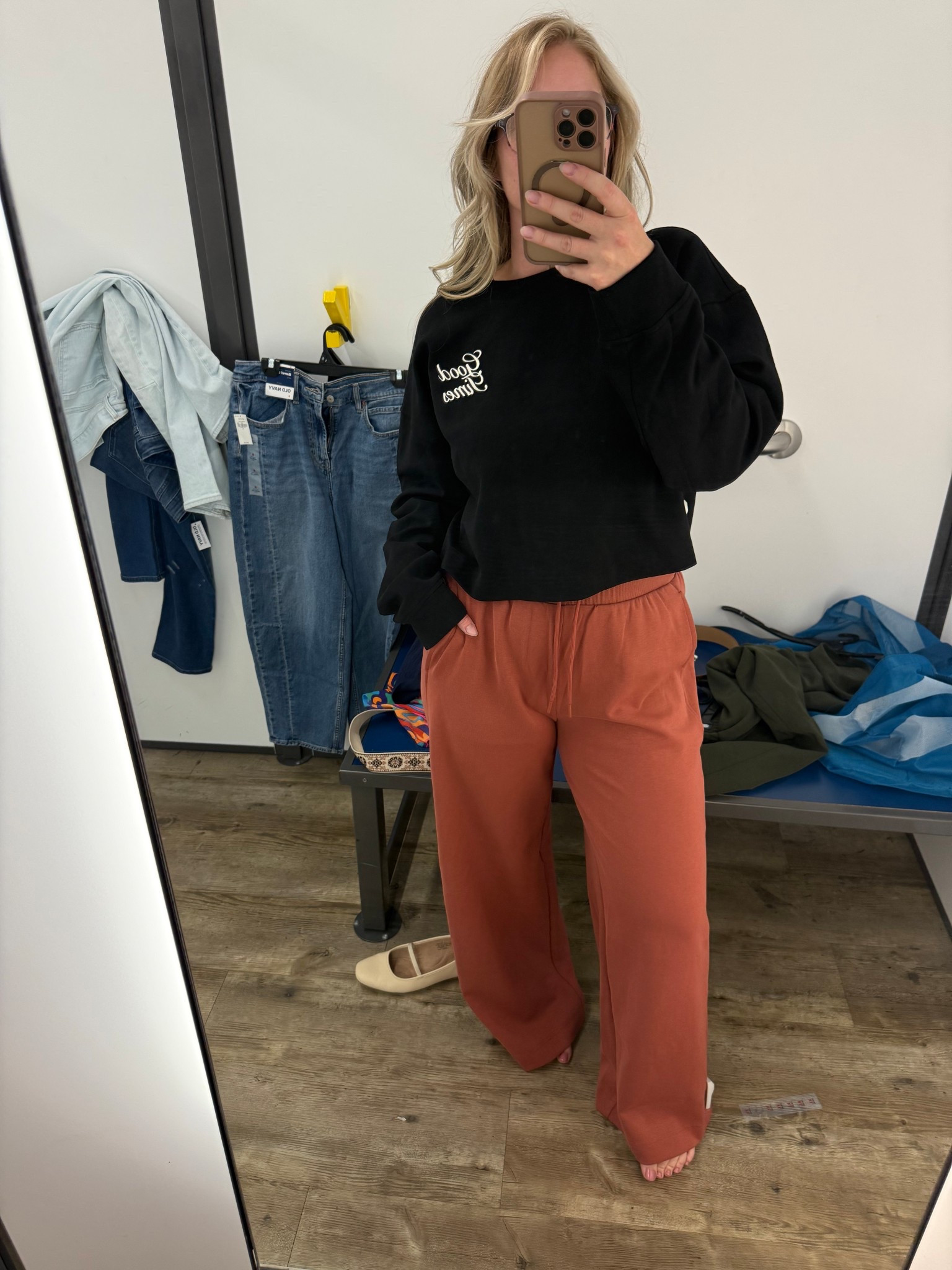 Old Navy New Fall comfortable wide leg sweatpants and cropped sweatshirt 

#LTKActive #LTKFindsUnder100