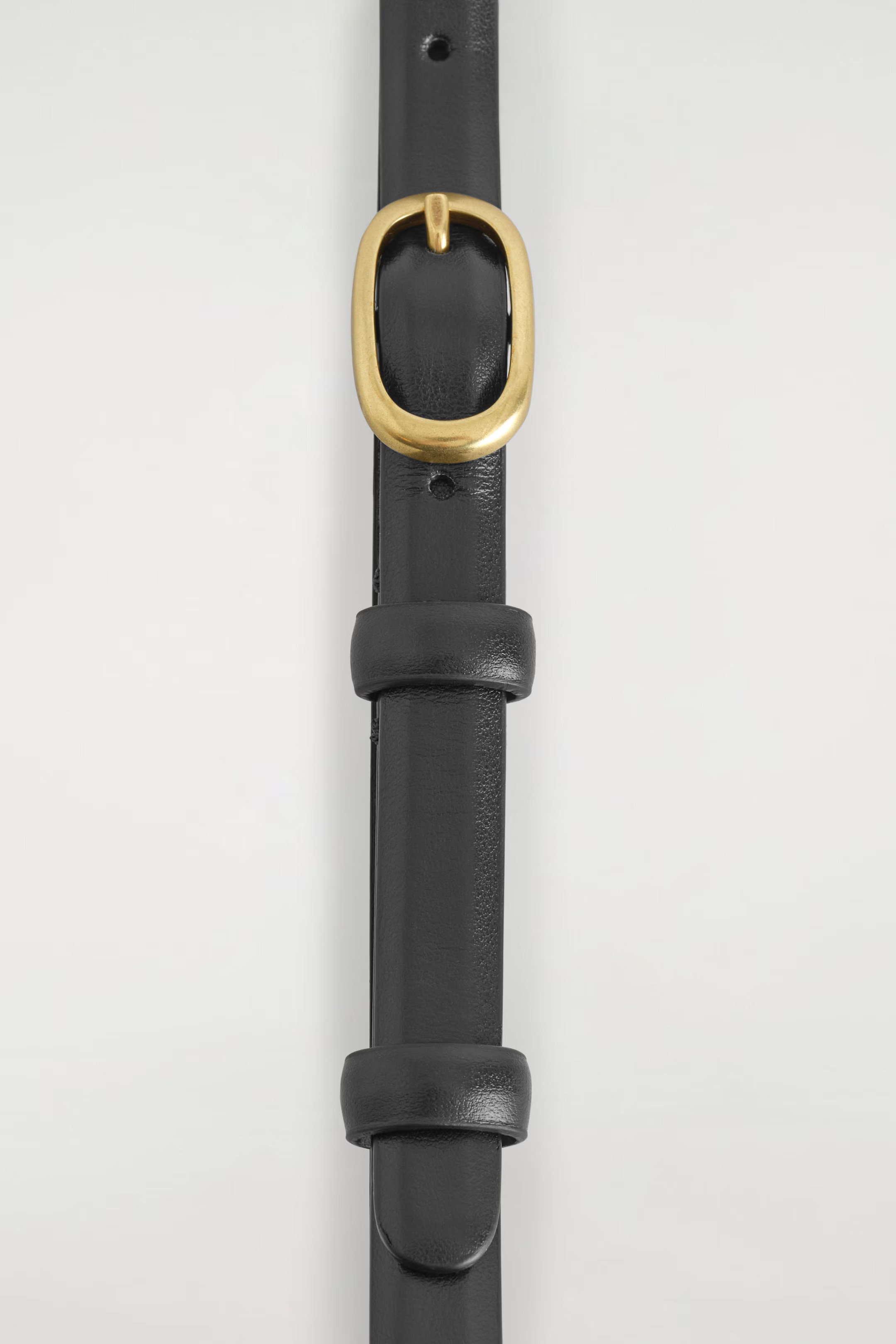 OVAL-BUCKLE SLIM LEATHER BELT - BLACK | COS GB | COS UK