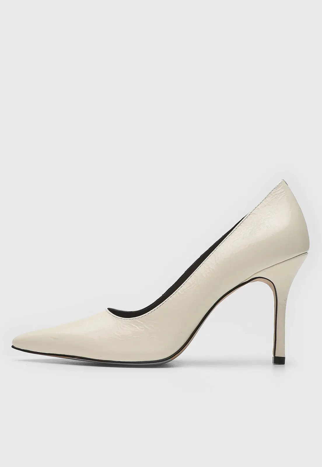 Scarpin Luiza Barcelos Verniz Off-White | Dafiti (BR)