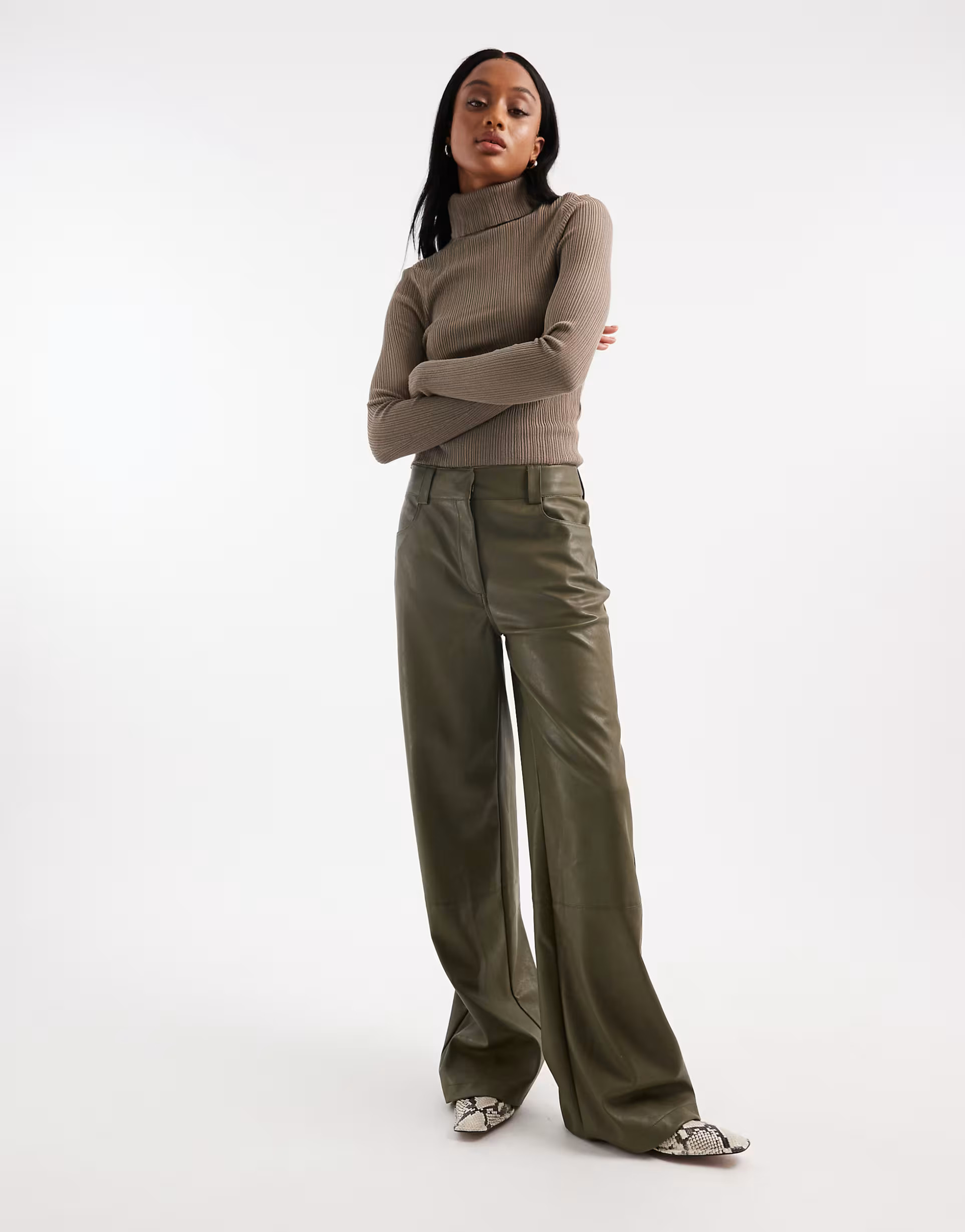 ASOS DESIGN Tall - Broek van imitatieleer met mannelijke pasvorm en lage taille in groen | ASOS (Global)