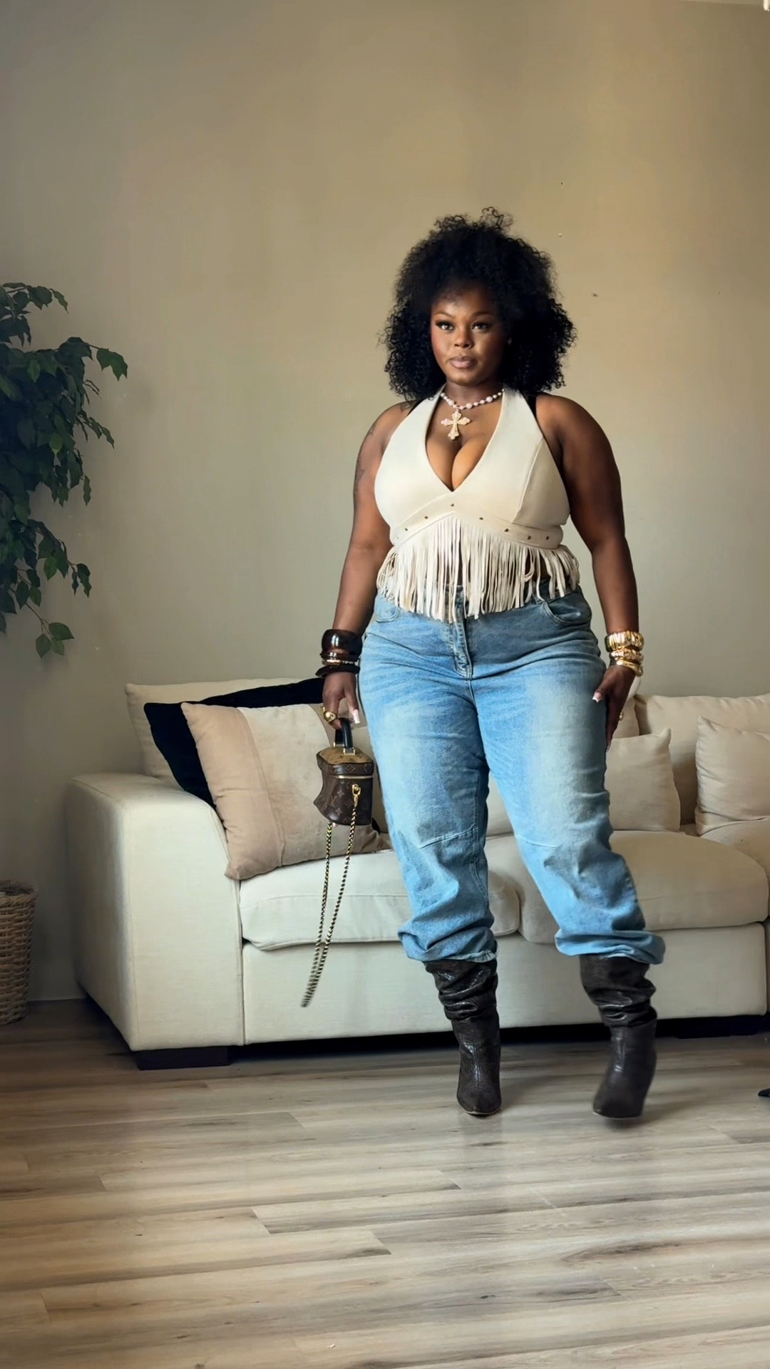 jeans are from fashionnova.
 jewelry is from shein and local beauty supplies. 