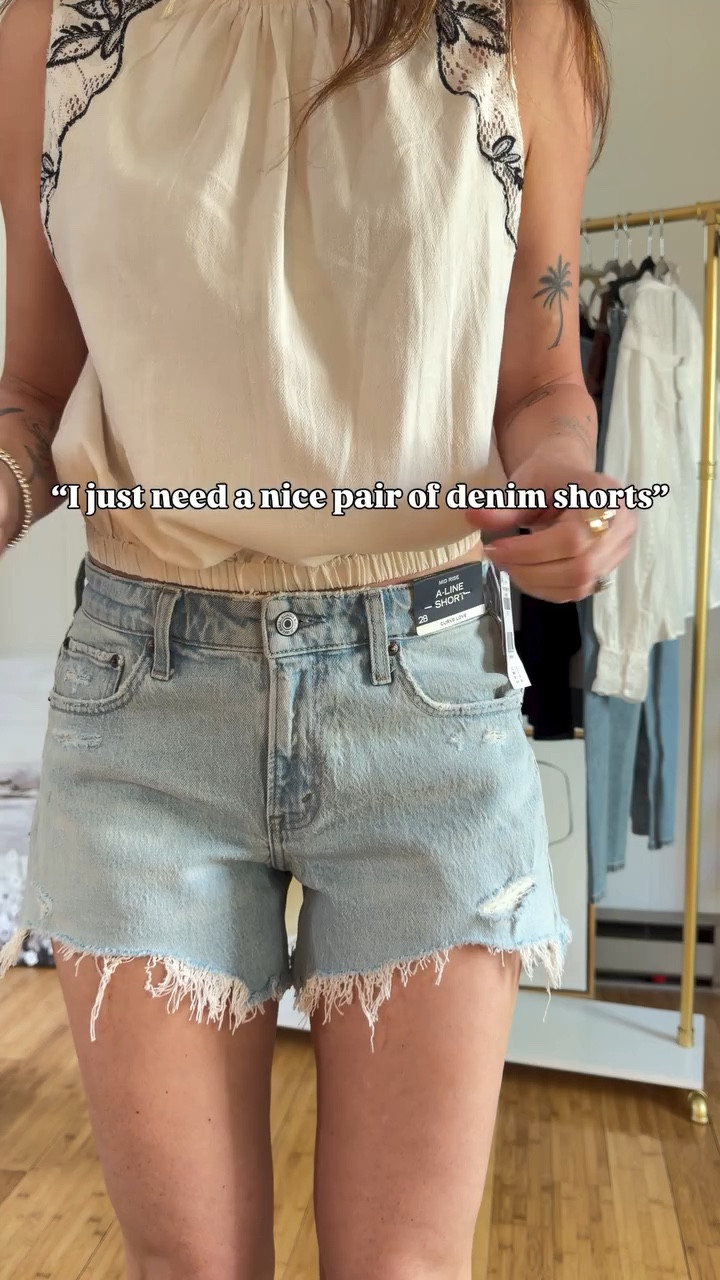 For my girls that need a nice pair of jeans - I got you 😉 

☀️ need details? Just ask me 😉 

These light wash jeans are comfortable and I love that they go longer in the back