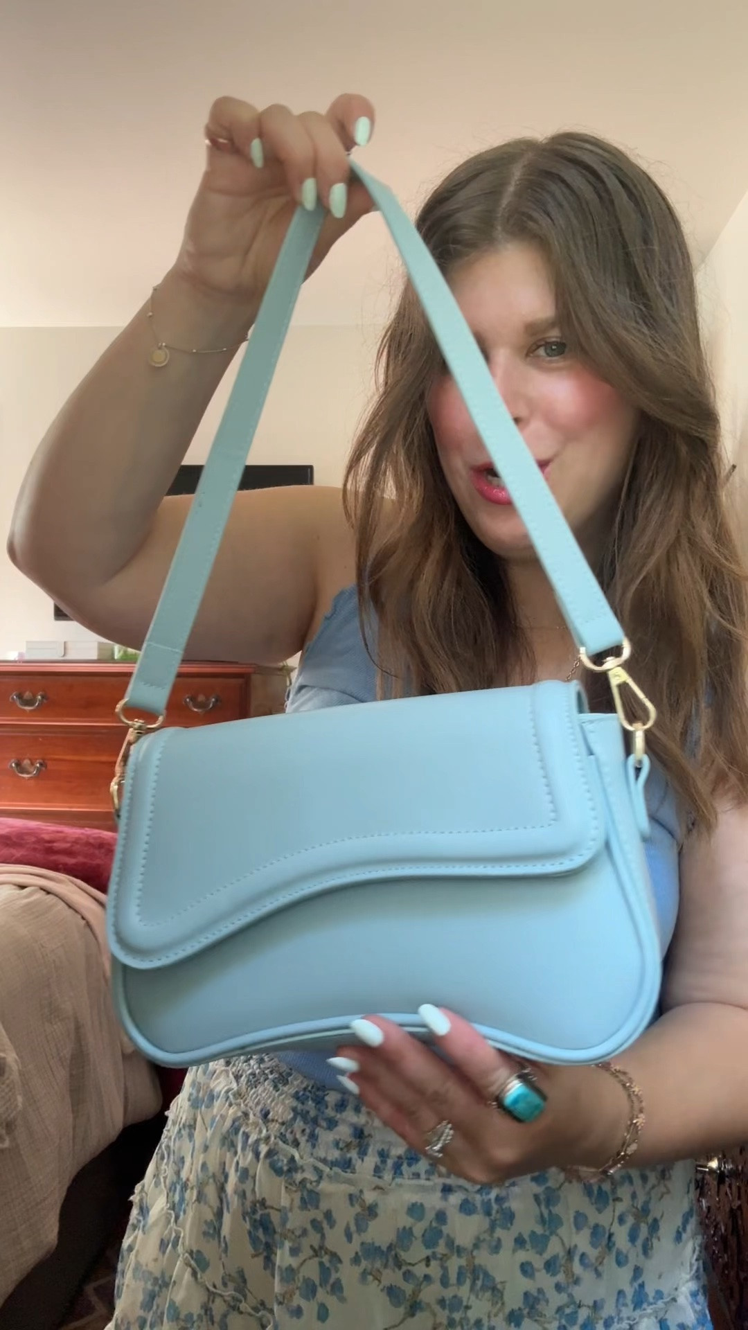 This shoulder bag is so cute! The shape is so fun! Comes in lots of colors too! Quality is a 12/10!

#bags #bag #purse #dopaminedressing #maximalist