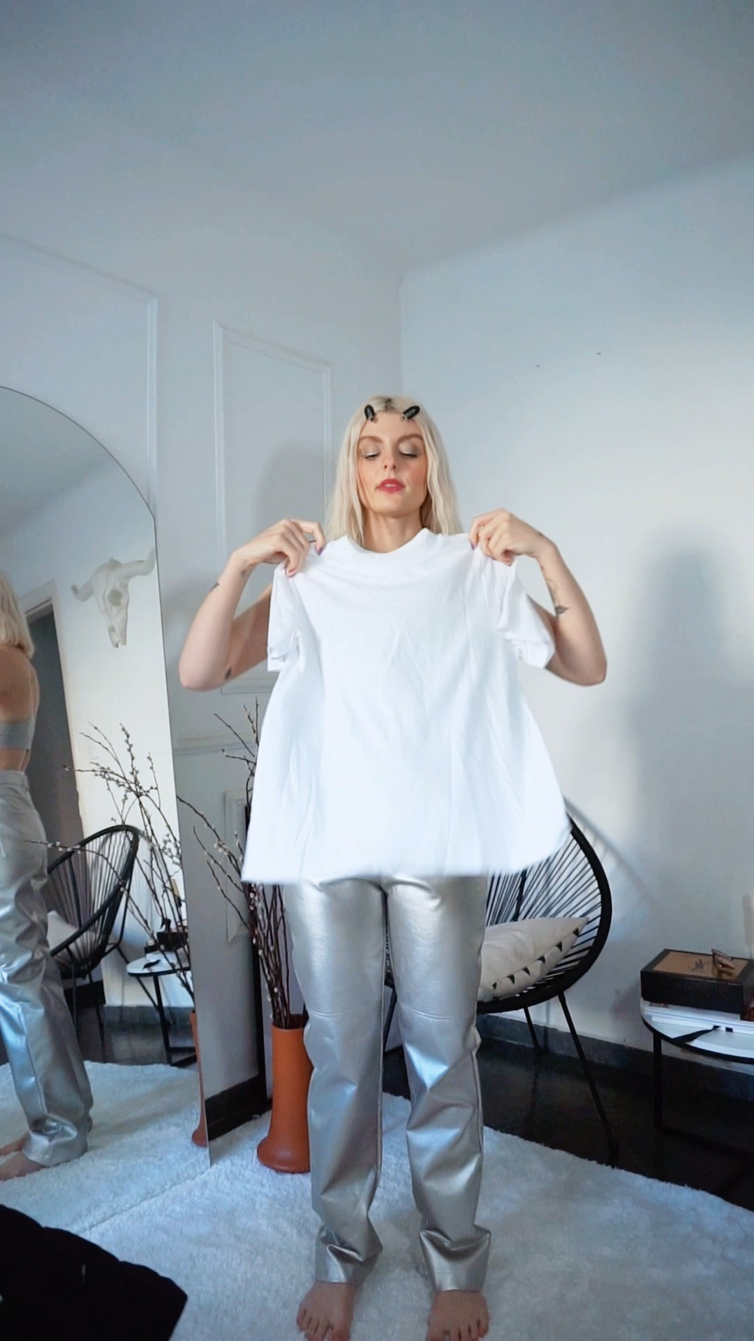 Camiseta branca e calça prata 

#LTKbrasil #LTKFind
