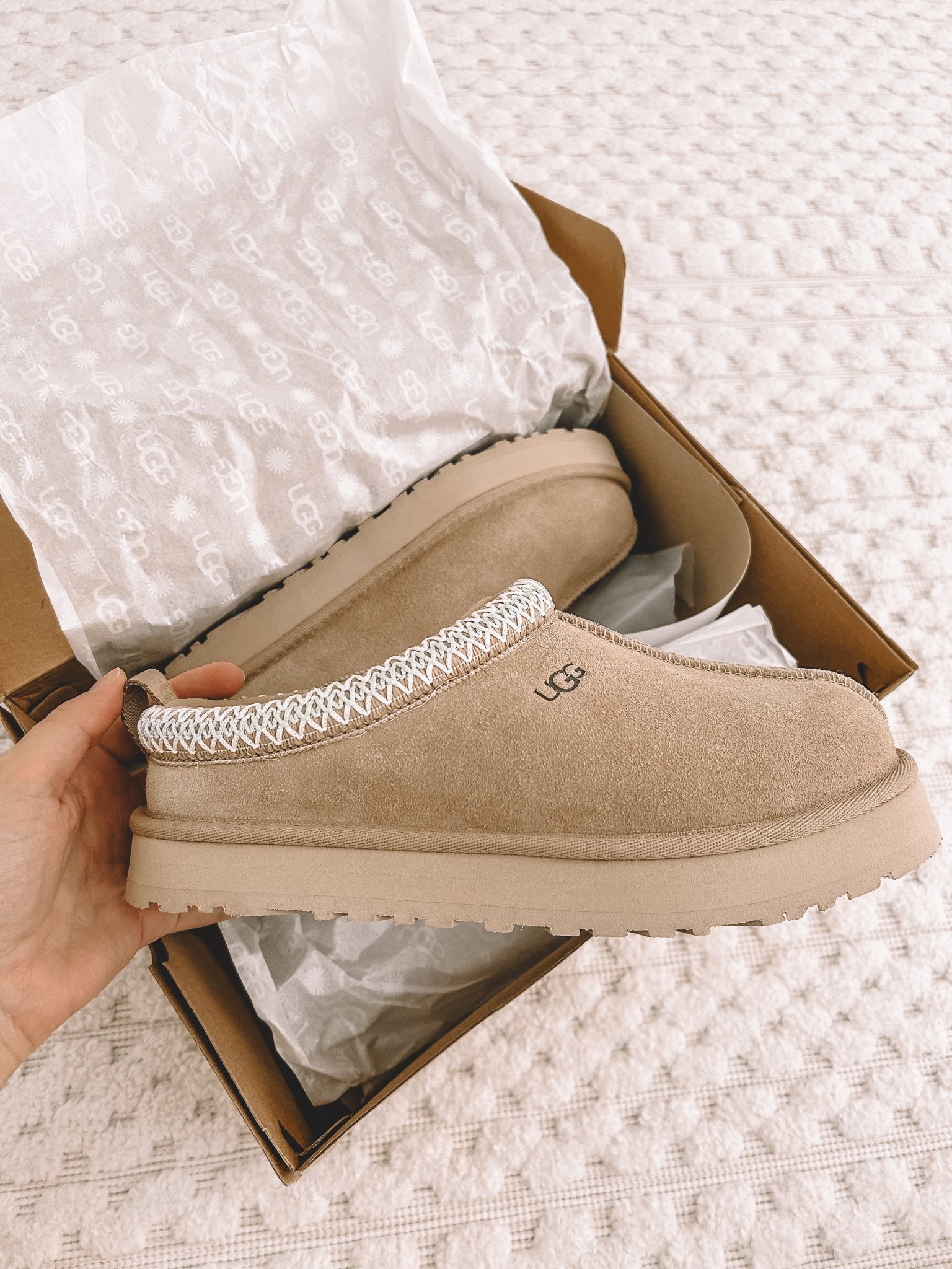 Ugg slip ons with the teal stitching!

Under $100!!! (I’m a Size 5 which is a 7 in women’s! )

Uggs, ugg boots, fall outfits 

#LTKFindsUnder100 #LTKSeasonal #LTKShoeCrush