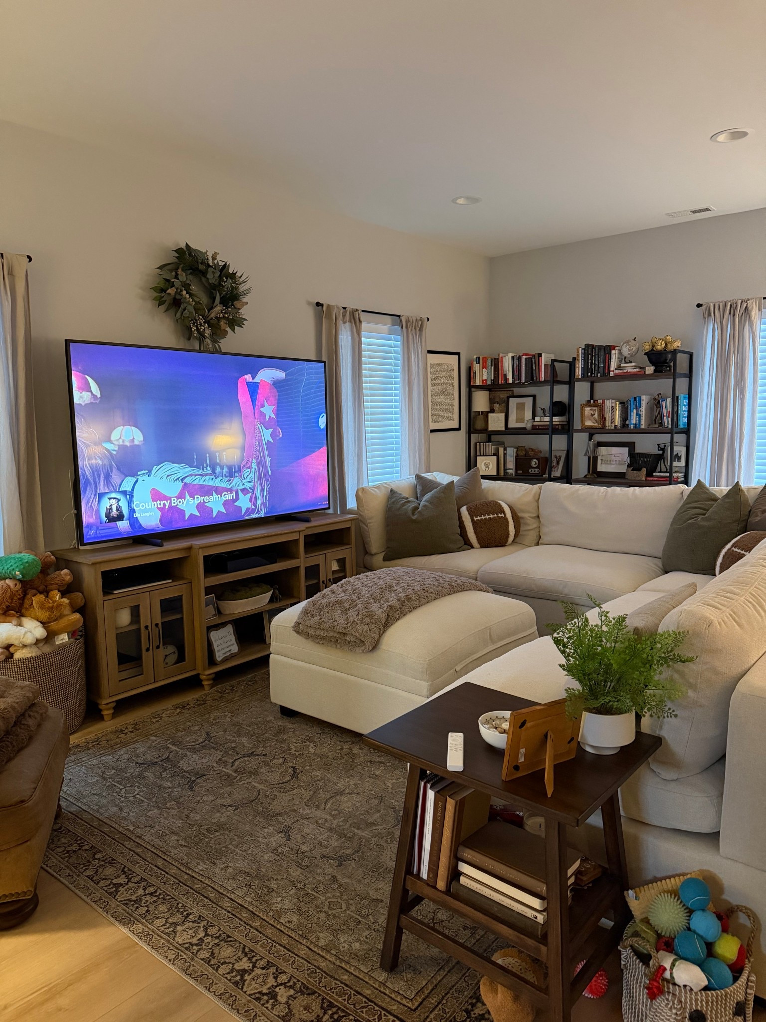 Living room complete! 💁🏼‍♀️✨

#LTKHome