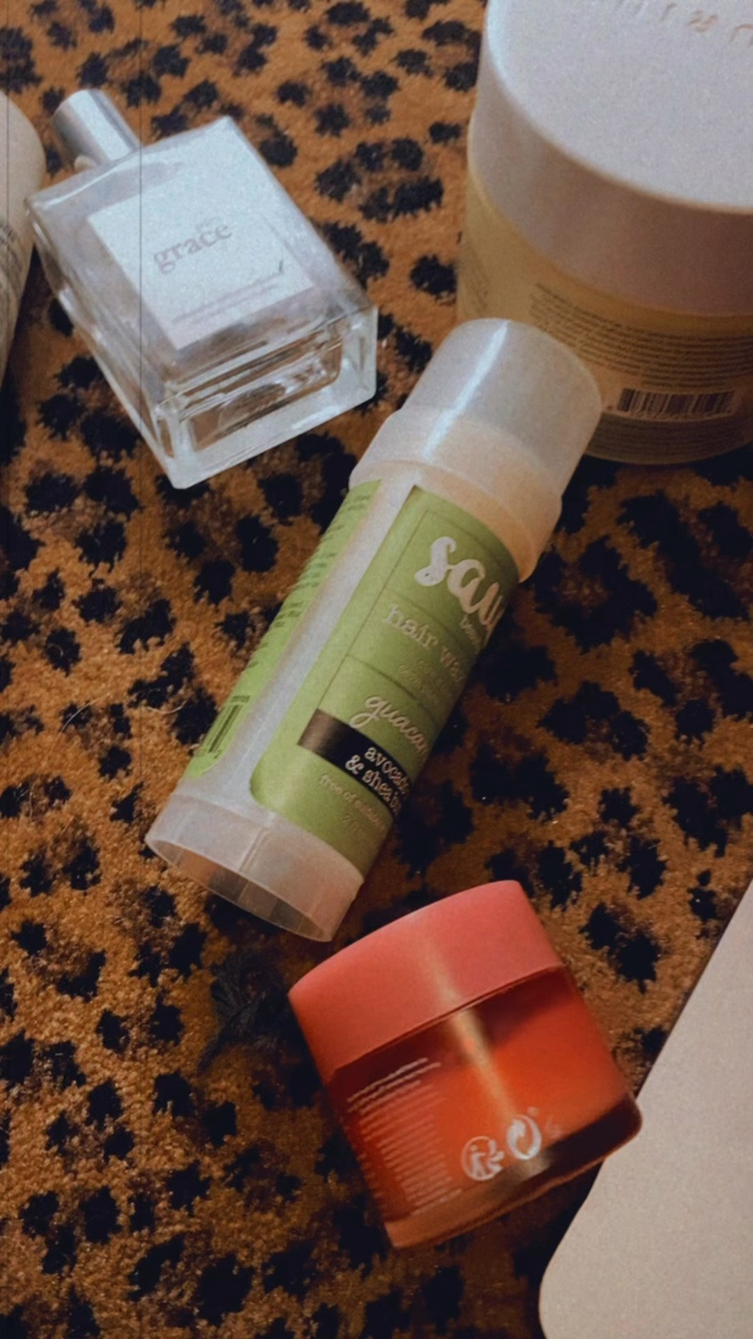 What’s in my daily makeup case right now…

Keeping it simple—hydrated skin, a little glow, and something that smells good.

If you want the links, just comment skin and I’ll send them to you.

XOXH✌🏼
—-

Must have I’m grabbing them every single freaking day my favorite cashmere Missed, deodorant, my hair, slick back, stick my lip balm, my perfume, my body butter, and the adorable case and sunscreen

#LTKootd #LTKdayinmylife #LTKmomlife