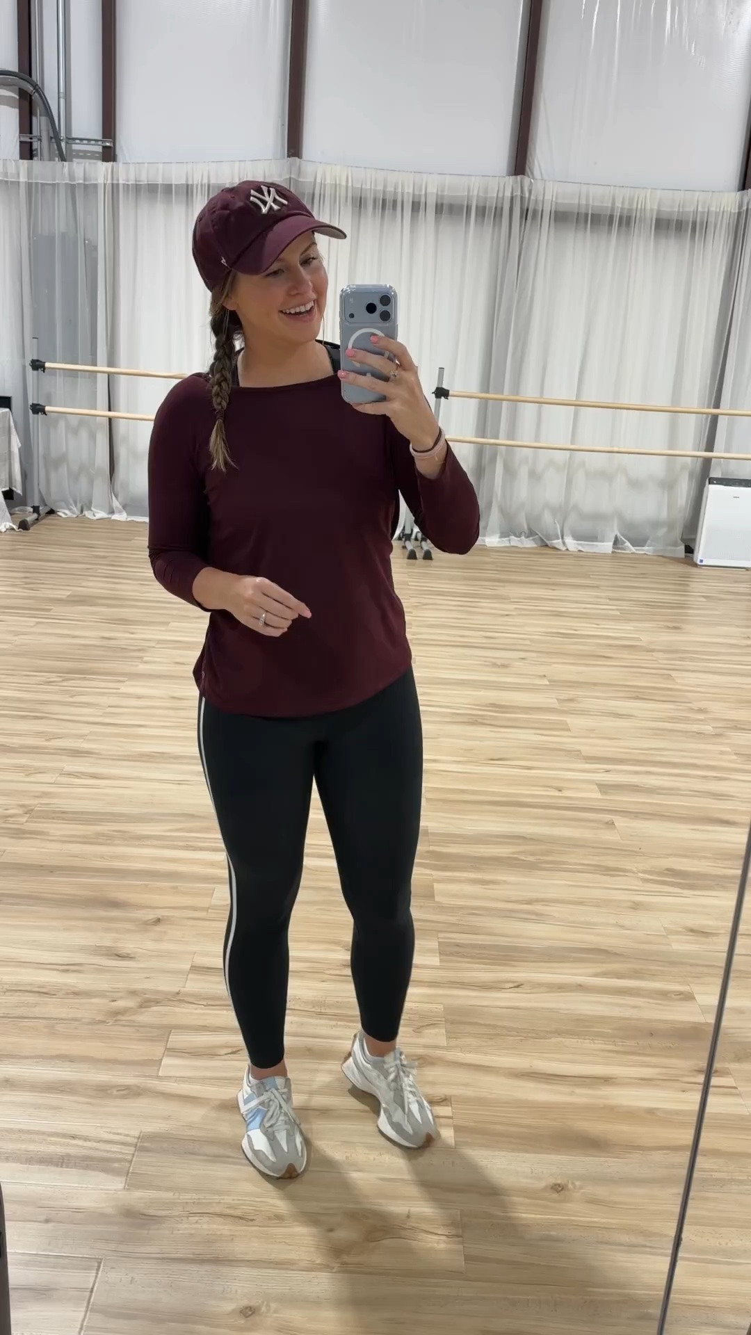 Today’s workout outfit. Love these leggings & ny Yankees hat from @abercrombie and top from Amazon!

Wearing a size M in leggings & open back top!