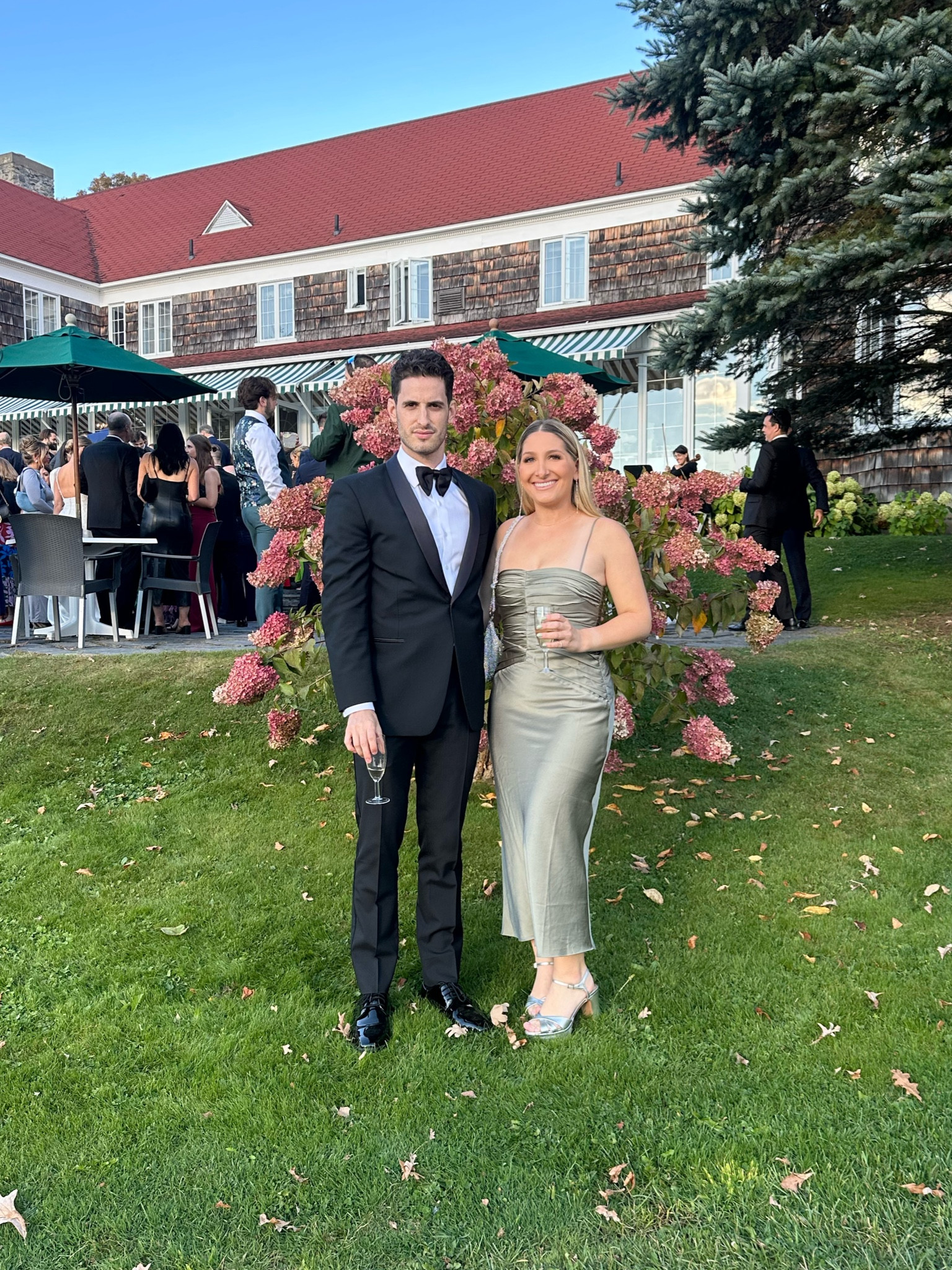 Last wedding of the season! Been waiting months to wear this green fall dress 🍂🍁🍃