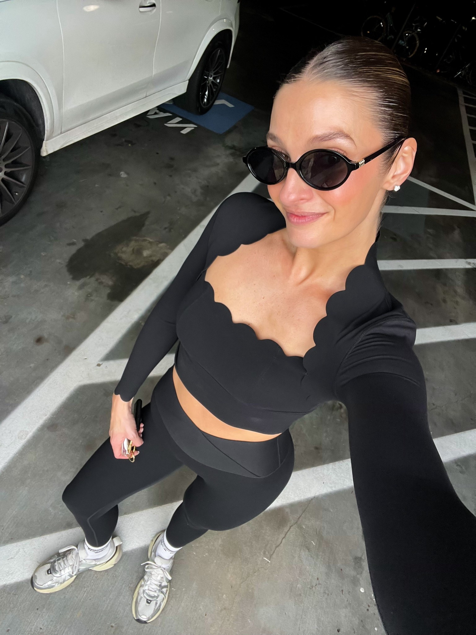 Obsessed with this new activewear set!! Wearing a small top in the classic length - even the sleeves are scalloped. And a medium in the crossover leggings. Super nice quality, and dont slide. Would be perfect for Pilates (where I wore it). Code 15Van takes 21% off