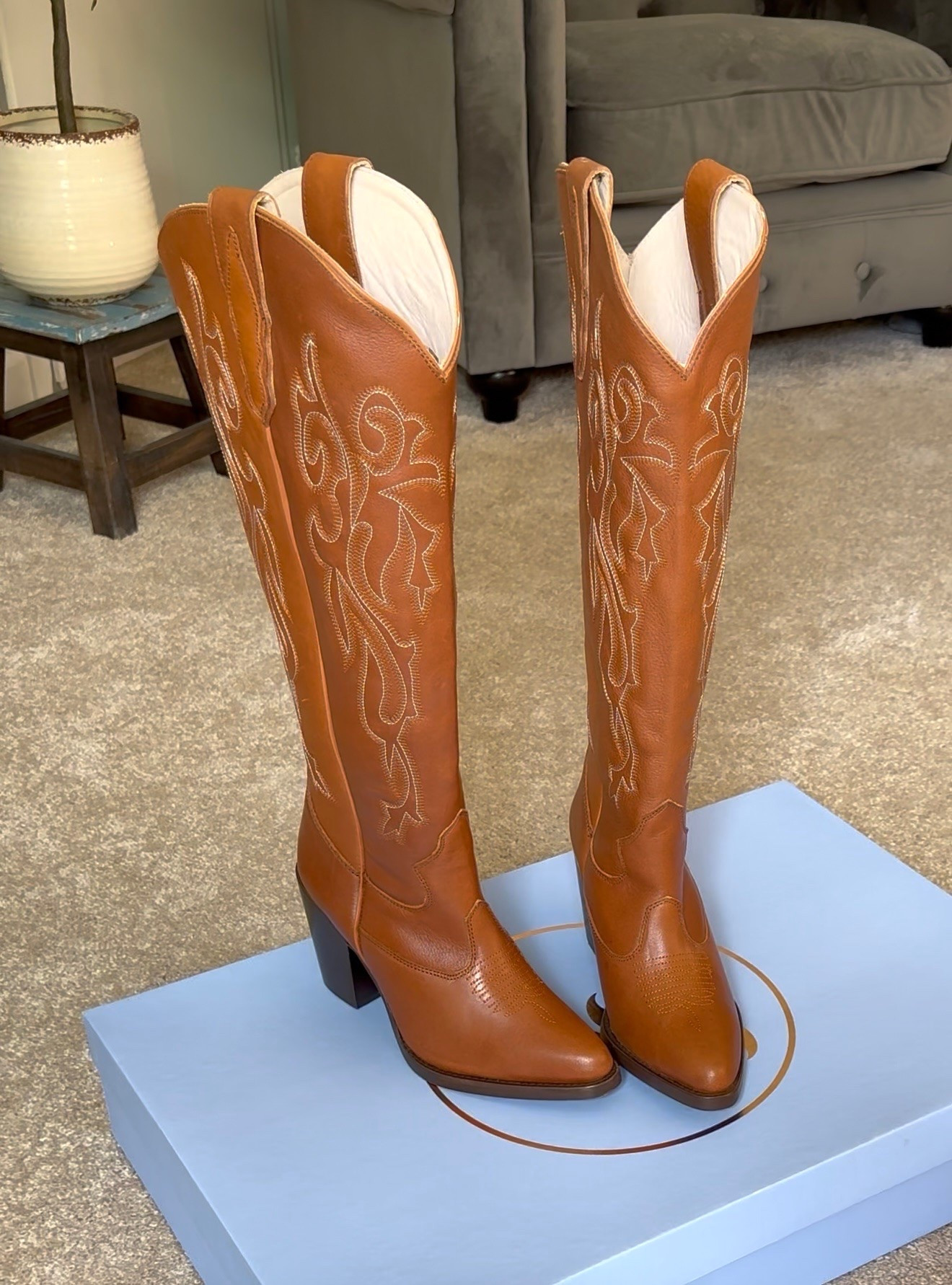 Rich cognac leather, intricate stitching, and a silhouette that feels borrowed from another era.

These @Fontleroy boots make even the simplest outfits feel intentional. Styled with casual dresses, relaxed denim, crisp cotton, soft whites, and sun-warmed skin ✨

Equal parts polished and undone.

A forever piece if there ever was one.

Linked below ⬇️