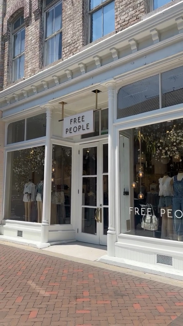 Visited the beautiful new @Free People location in #savannahga and it’s stunning. Even the walls sparkle! #freepeoplesavannah