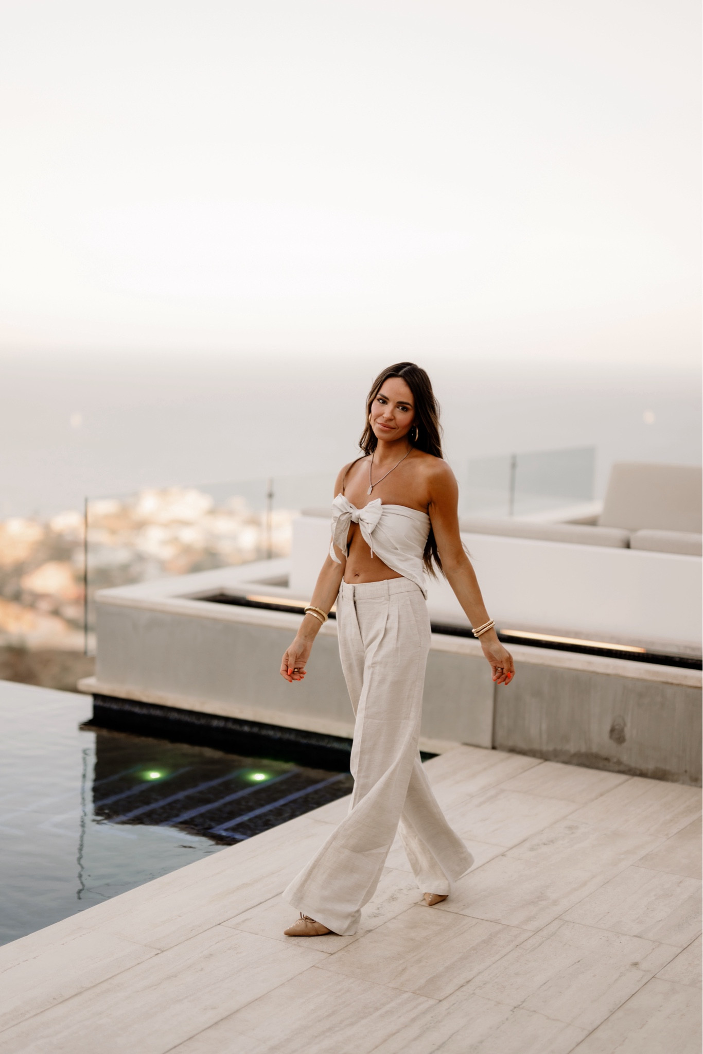 Wearing the size 2 in the aritzia pants and my shoes are from Amazon come in tons of colors and are so comfy