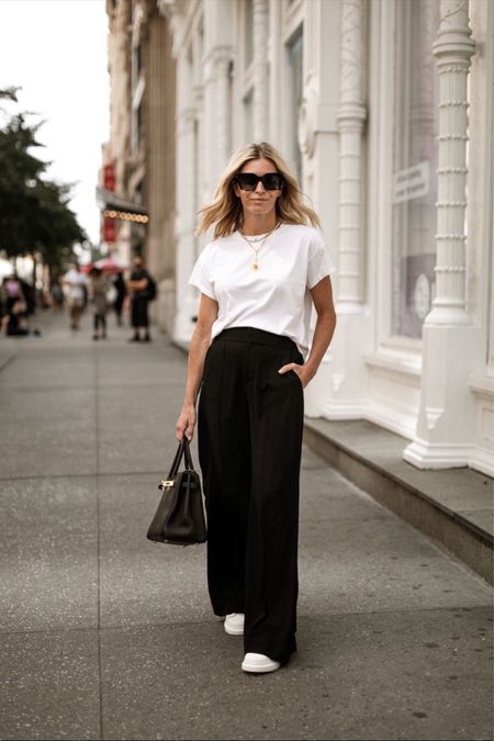 City inspired workwear 🖤 black wide leg trousers, white tee, black tote bag, white sneakers, black sunglasses and lariat necklace 