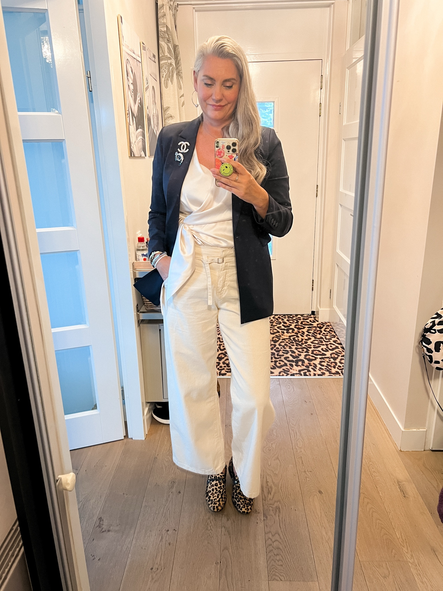 OOTD - Maandag. Beige satijnen wikkeltop (Norah, maat 38), op een beige twill broek (maat 42). Donkerblauwe blazer van Je m’apelle (maat 42), broches en hele oude leopard loafers. 

#LTKeurope #LTKnederlands #LTKworkwear