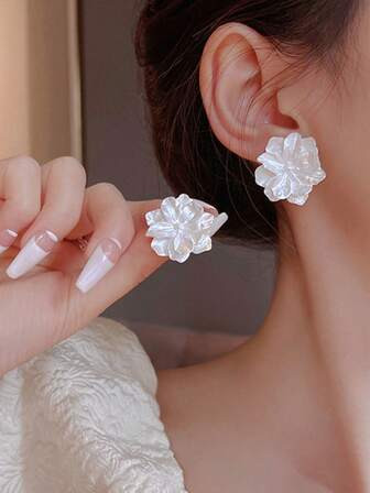 1 Paio Di Orecchini A Bottone Unici E Alla Moda Con Design Di Fiori Bianchi | SHEIN