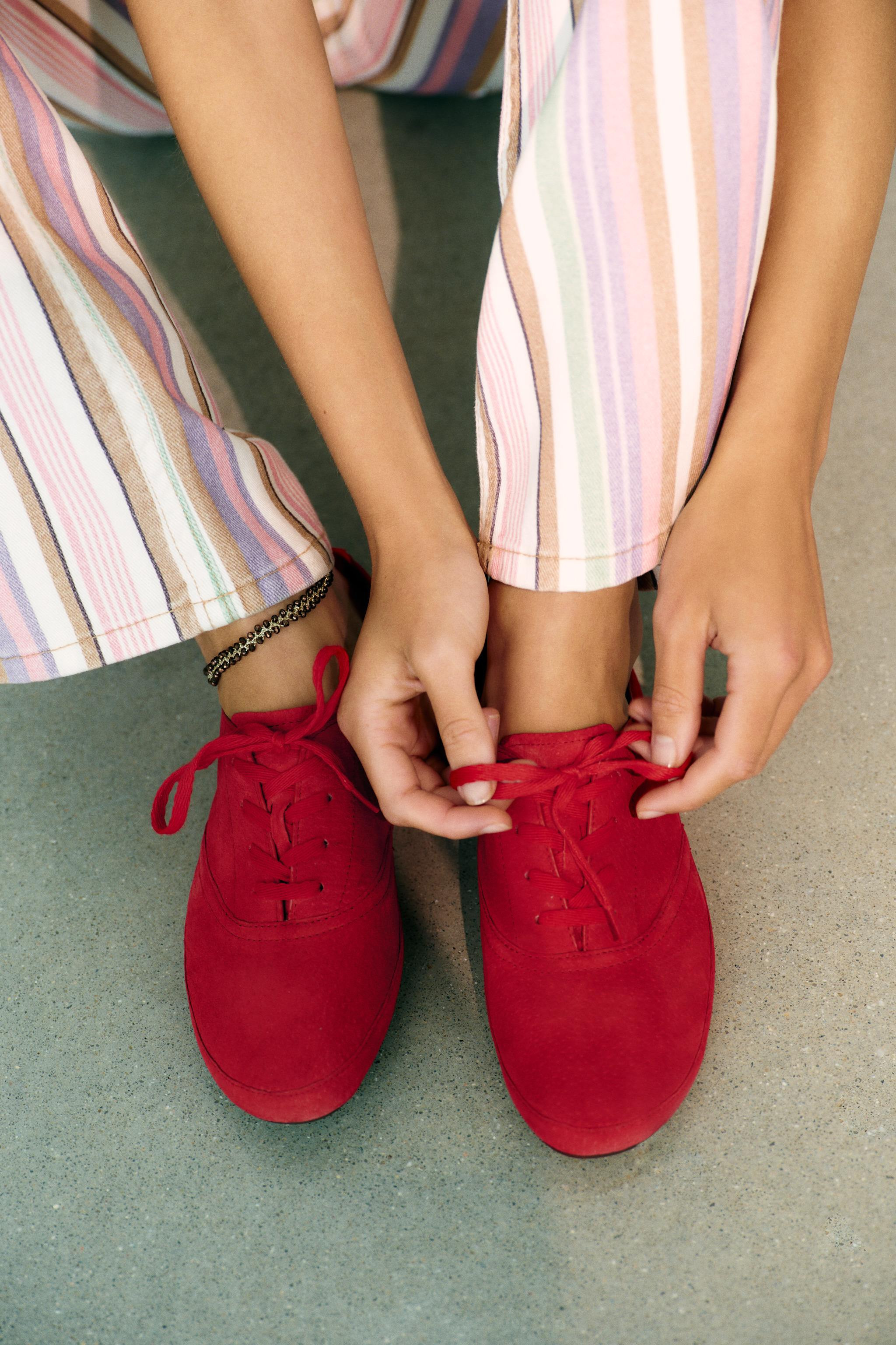 Leather derby-style trainers. Topstitching on the upper. Lace-up fastening. Round toe.Sole height... | Zara UK