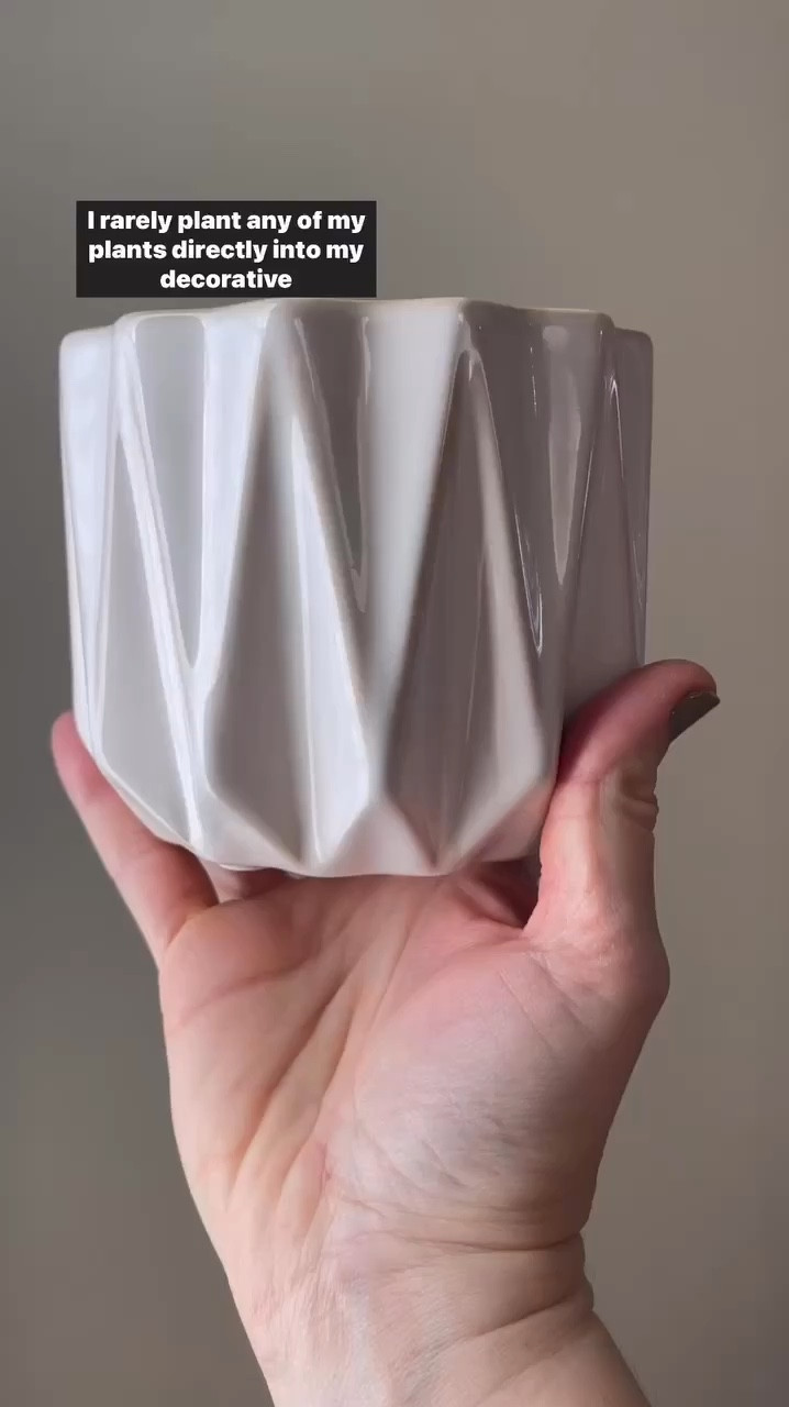 🔊 Volume up! In this video, I explain how I use decorative pots. Instead of planting directly into them, I show you my method—check it out!

#hoyacollector #hoyaappreciation #hoyacollection #plantsmakemehappy #ihavethisthingwithplants #easilydistractedbyplants #plantsmakepeoplehappy 

#LTKHome
