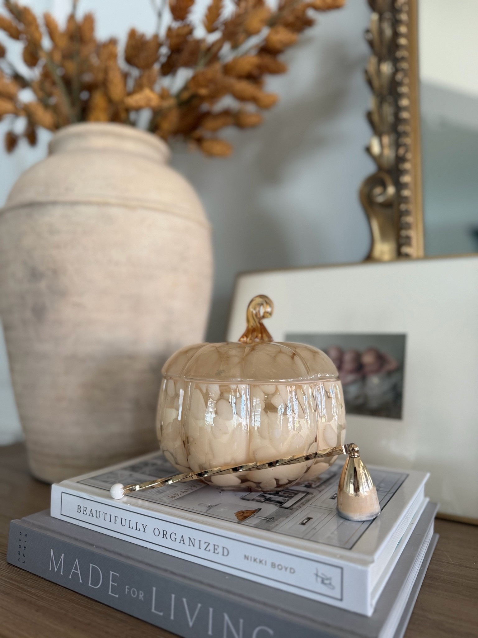 Gorgeous candle!! Comes in 2 sizes