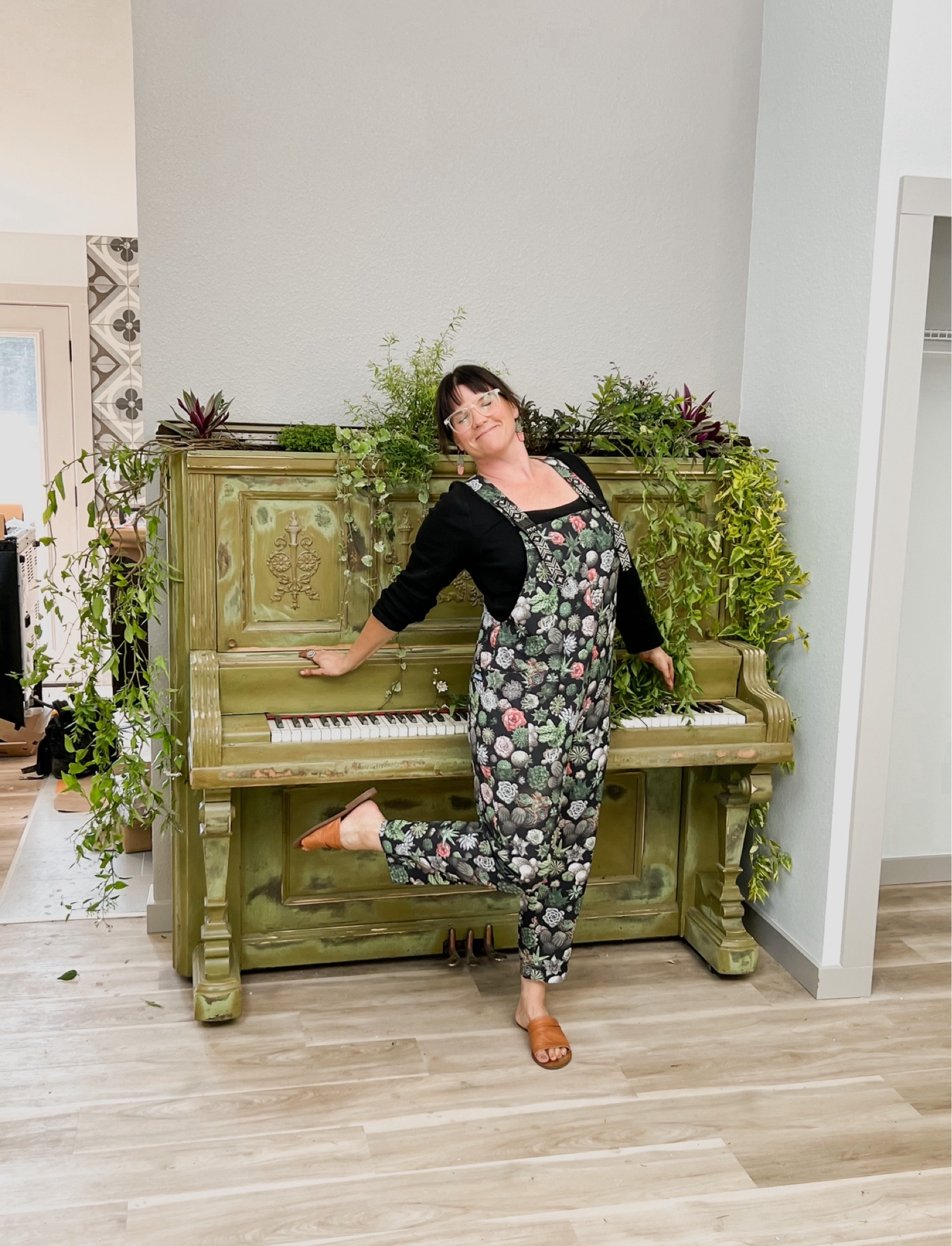 overalls to match this earthy boho reno from last night’s episode of #unsellablehouses 🌿✨ 