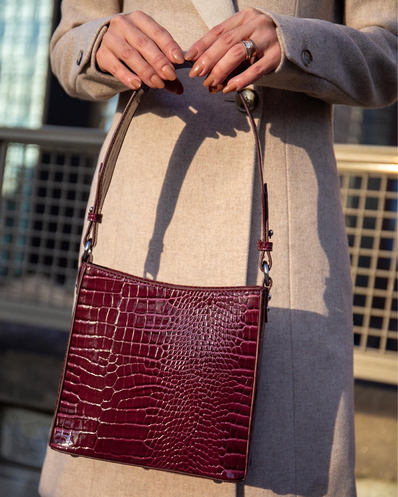 This HVISK Amble Croco Small Bag - Tawny Port is the perfect neutral bag for the season! Small shoulder bag in vegan material. The bag is in imitated croco and has a zip closure. The bag contains one main compartment and a zip pocket. The bag has a shoulder strap and a short chain handle.



#LTKitbag #LTKHoliday #LTKSeasonal