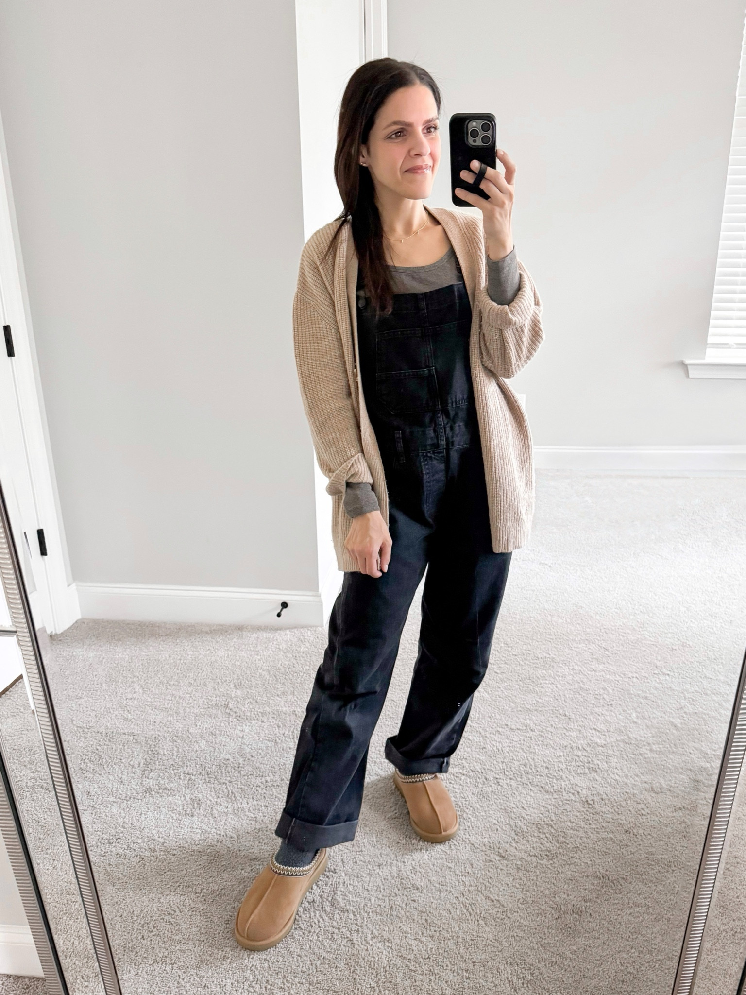 Sunday Winter casual outfit

Overalls - tts 
long sleeve ribbed tee - XS
oversized Quince cardigan - XS
Ugg Tasman - tts