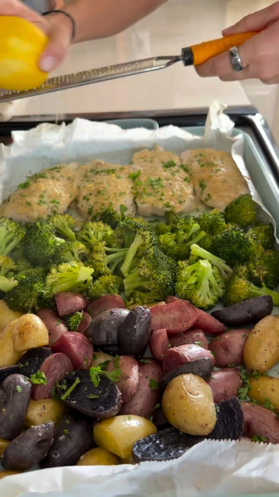 Welcome back to High-Protein 30-Minute Dinners
aka: you don’t have to think about what’s for dinner, you just let me handle it.

This GARLIC PARMESAN CHICKEN SHEET PAN DINNER is one pan, minimal prep, and something the whole family actually eats. Juicy chicken, crispy potatoes, roasted broccoli, and a garlic parm sauce that makes everything better.

It’s perfect for busy weeknights, picky eaters, and nights when you want real food without a million dishes.

Comment CHICKEN and I’ll send you the full recipe 🤍

#LTKfoodie