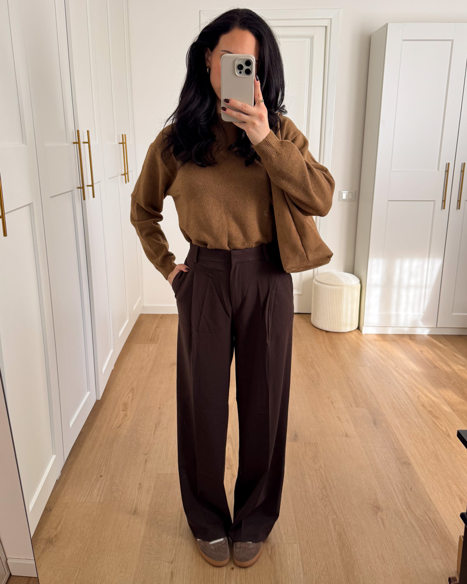 Pullover H&M, pantaloni sartoriali, sneakers marroni, suede bag, H&M outfit autunno 

 #LTKitalia #LTKeurope #LTKwinter